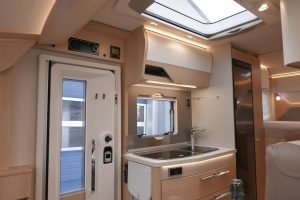Hymer BMC-I 580 | Mercedes-Benz | 9G automaat | Enkele bedden | 3x Accu