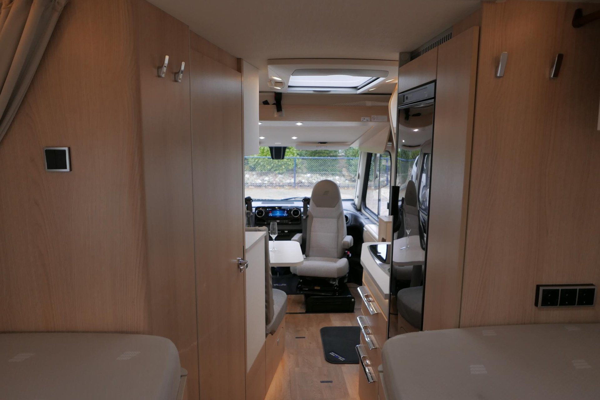 Hymer BMC-I 580 | Mercedes-Benz | 9G automaat | Enkele bedden | 3x Accu