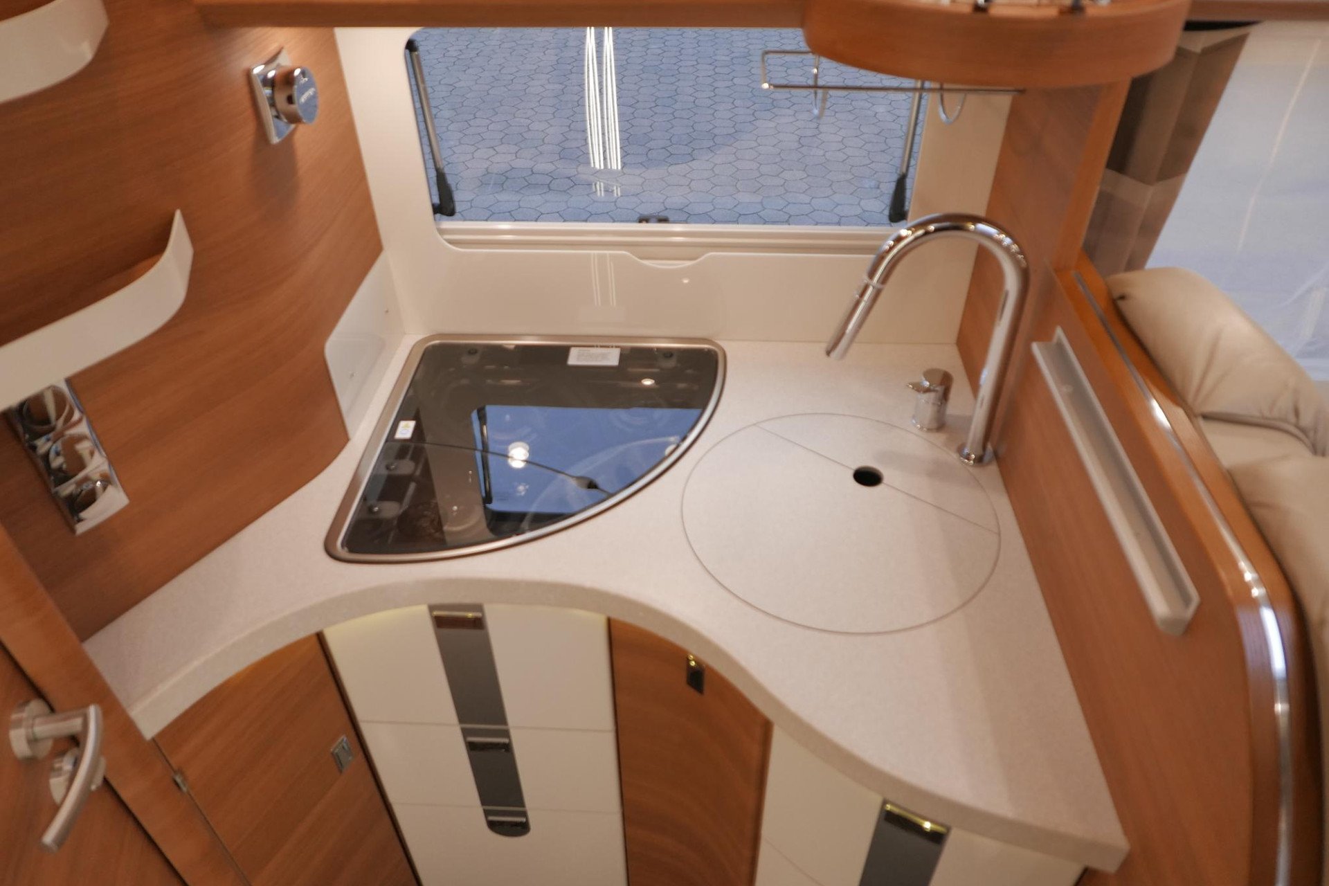 Carthago Chic C-Line I 5.0 QB L | Levelsysteem | Bovenkastjes | Queensbed