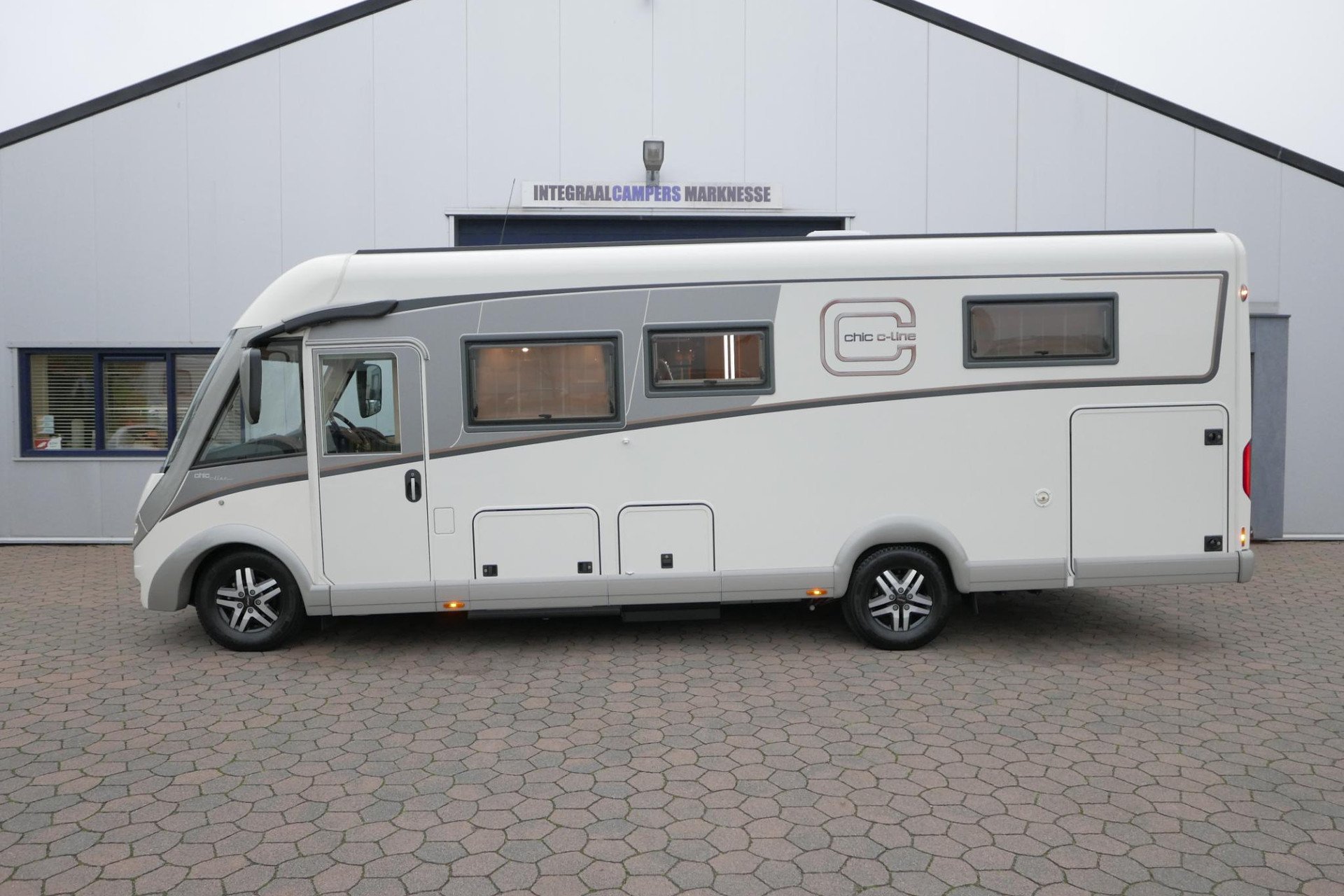 Carthago Chic C-Line I 5.0 QB L | Levelsysteem | Bovenkastjes | Queensbed