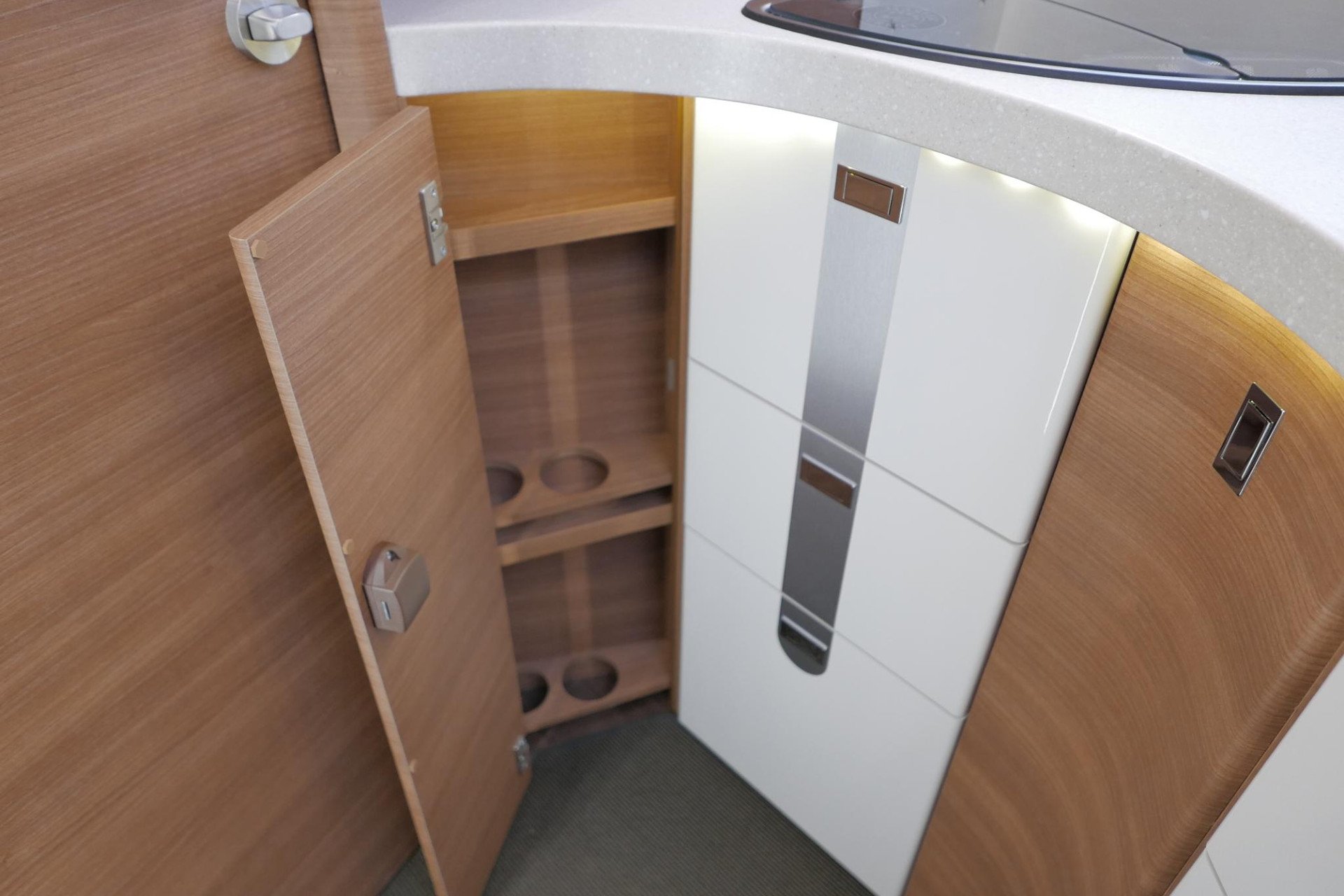 Carthago Chic C-Line I 5.0 QB L | Levelsysteem | Bovenkastjes | Queensbed