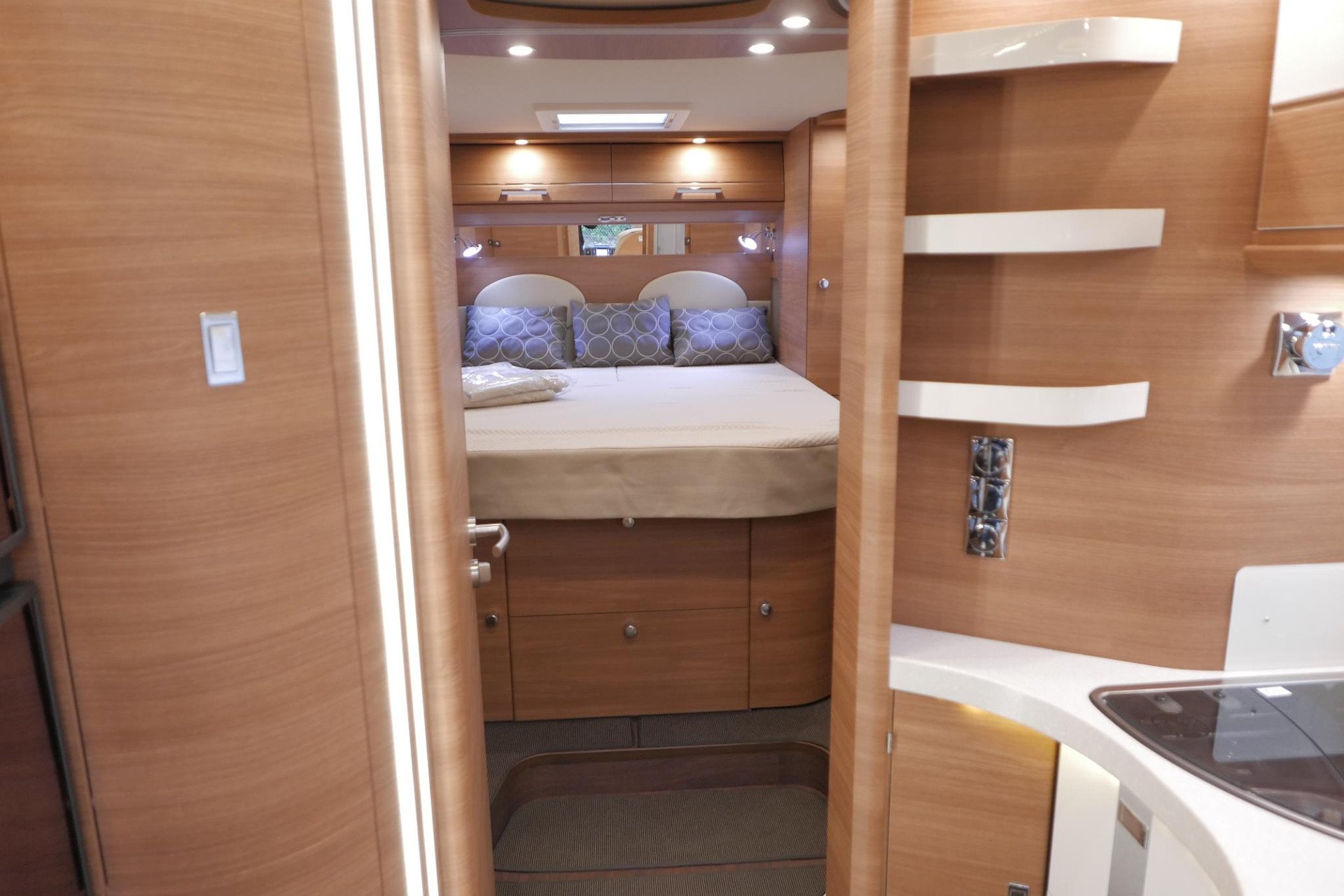 Carthago Chic C-Line I 5.0 QB L | Levelsysteem | Bovenkastjes | Queensbed