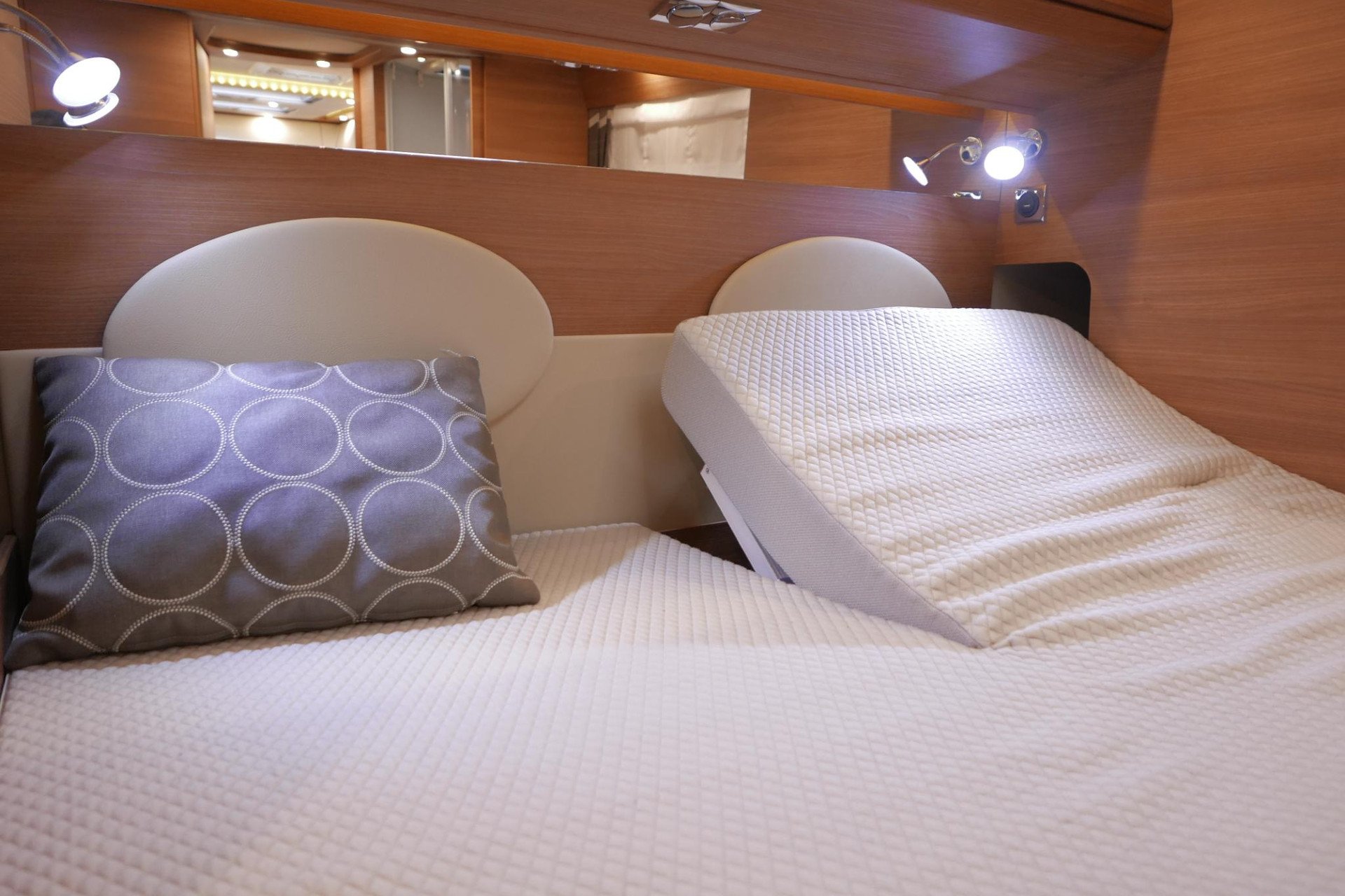 Carthago Chic C-Line I 5.0 QB L | Levelsysteem | Bovenkastjes | Queensbed