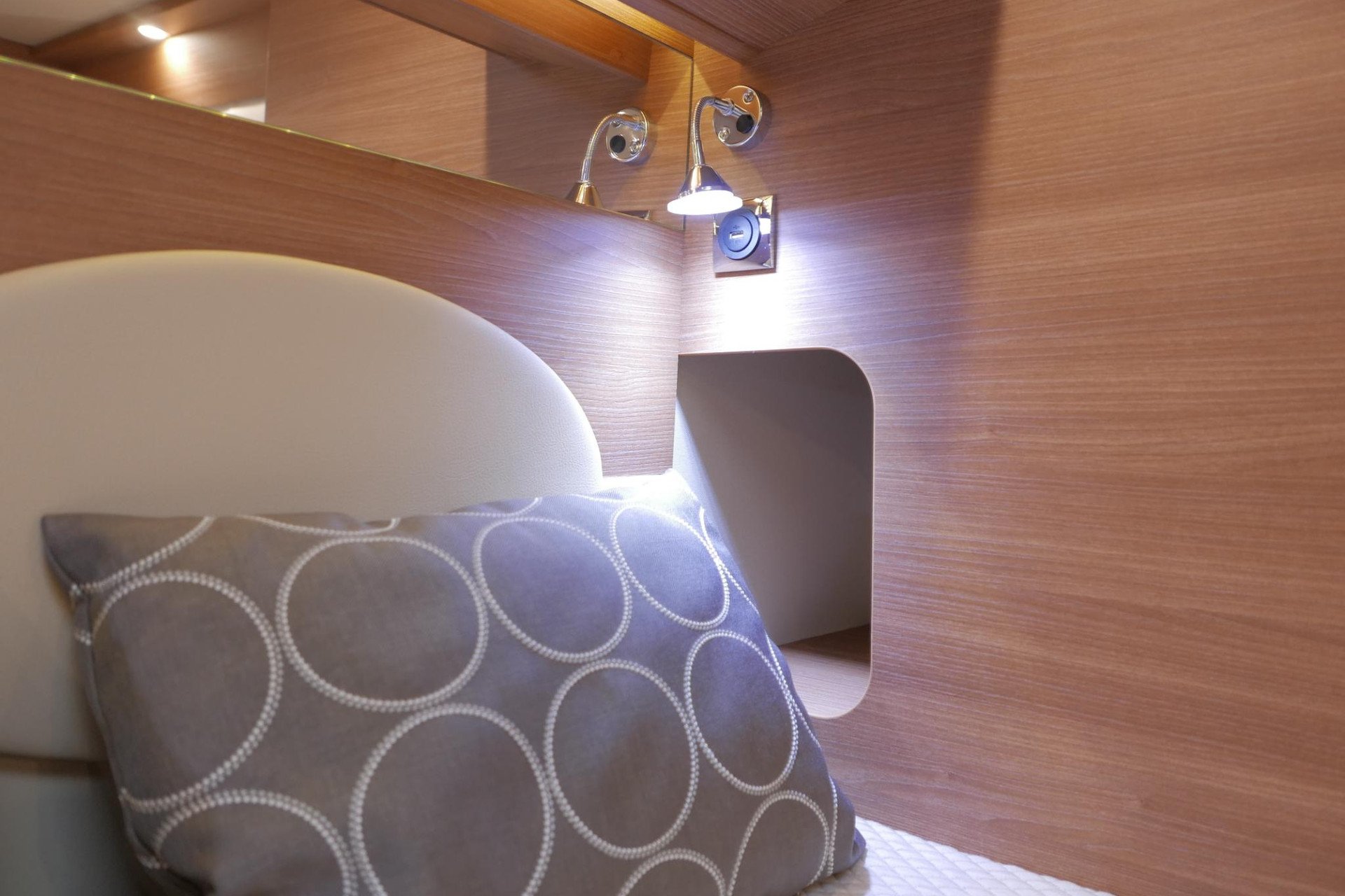 Carthago Chic C-Line I 5.0 QB L | Levelsysteem | Bovenkastjes | Queensbed