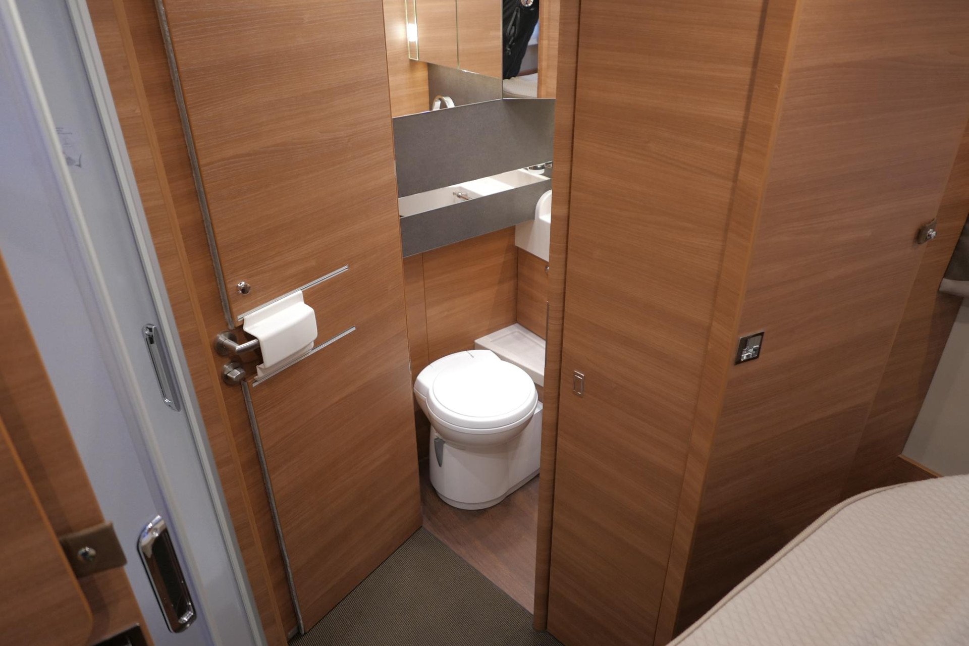 Carthago Chic C-Line I 5.0 QB L | Levelsysteem | Bovenkastjes | Queensbed