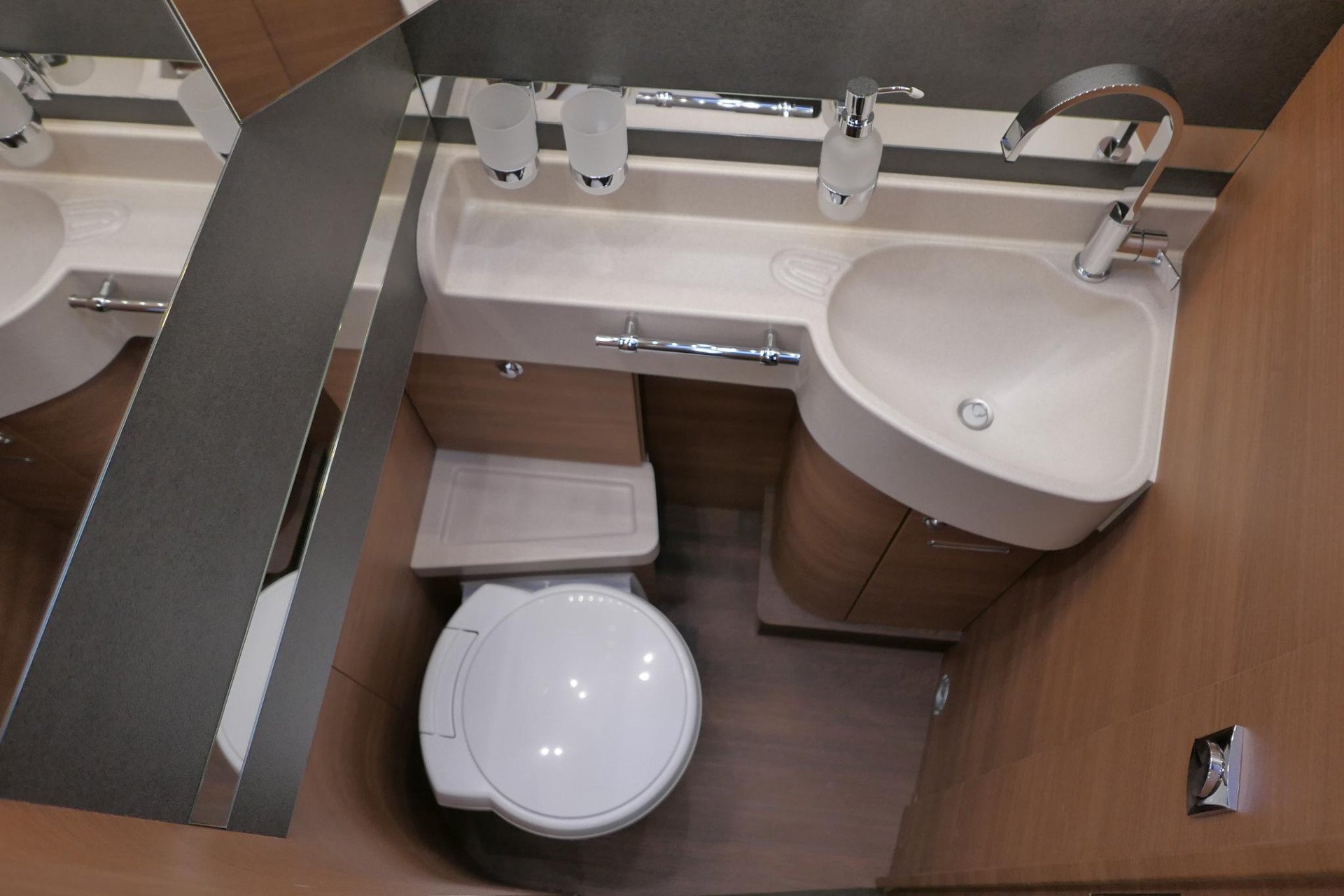 Carthago Chic C-Line I 5.0 QB L | Levelsysteem | Bovenkastjes | Queensbed