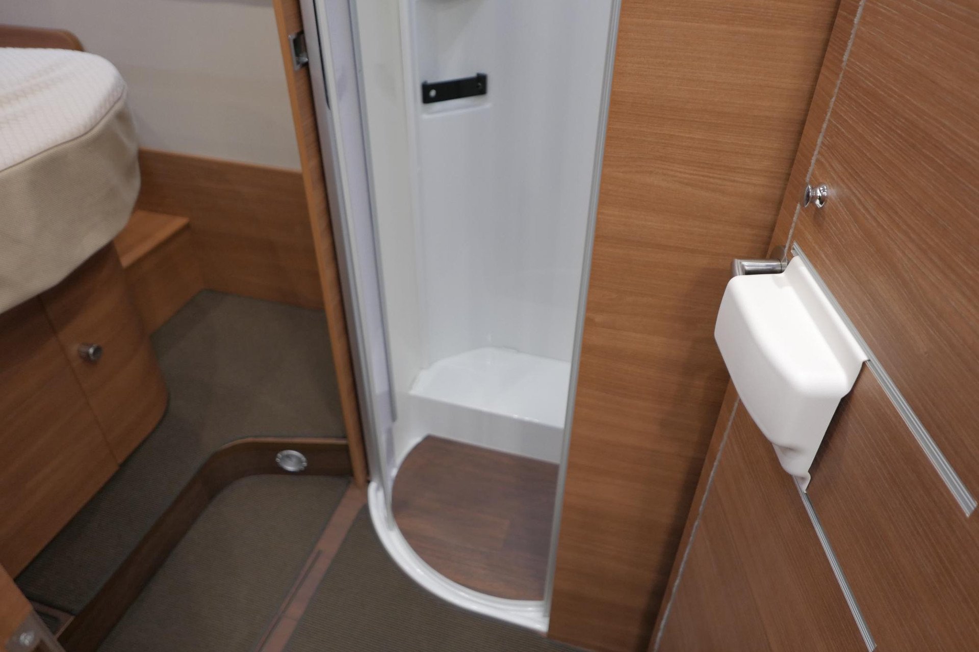 Carthago Chic C-Line I 5.0 QB L | Levelsysteem | Bovenkastjes | Queensbed