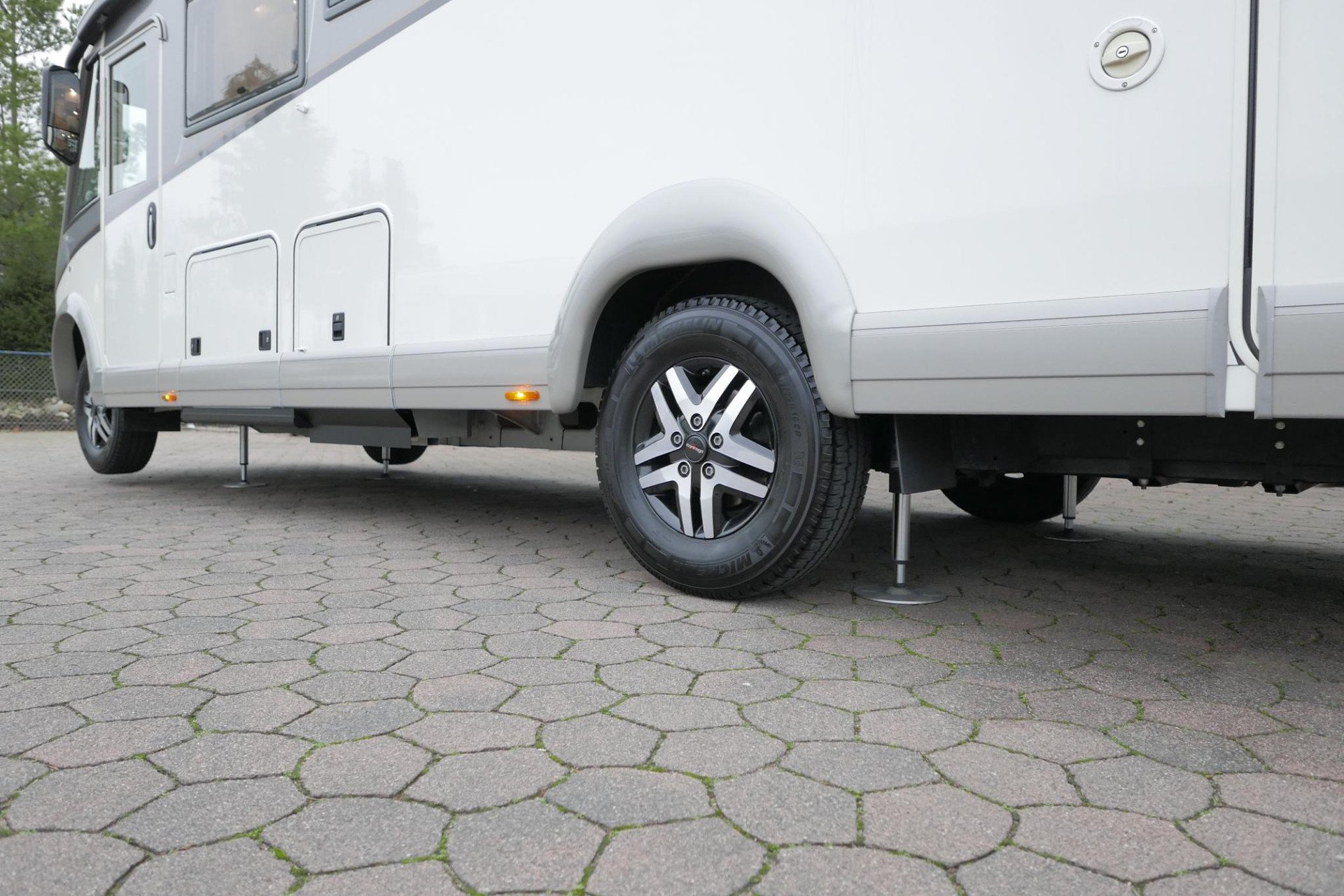Carthago Chic C-Line I 5.0 QB L | Levelsysteem | Bovenkastjes | Queensbed