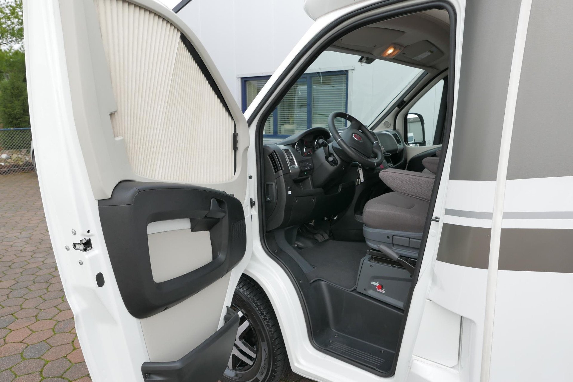 Hymer T 704 SL 180 PK | Automaat | Levelsysteem | Enkele bedden