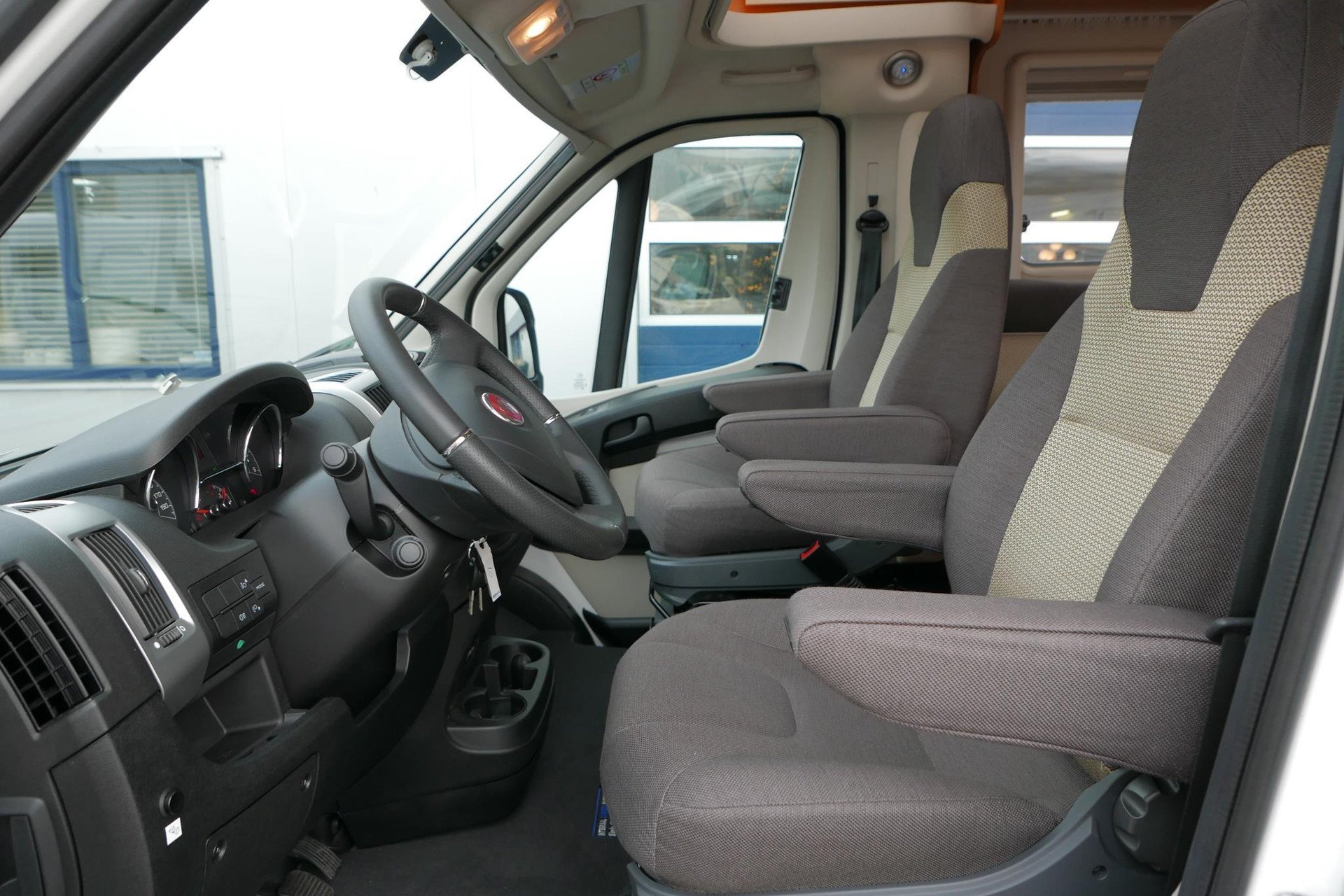 Hymer T 704 SL 180 PK | Automaat | Levelsysteem | Enkele bedden