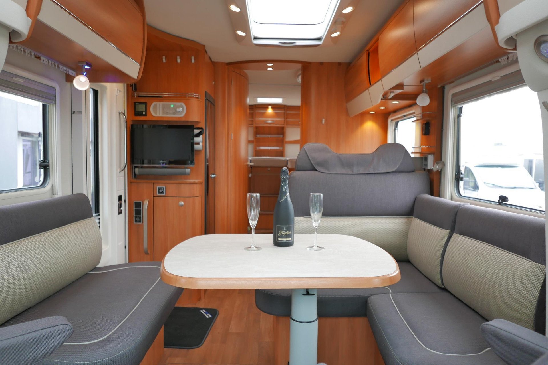 Hymer T 704 SL 180 PK | Automaat | Levelsysteem | Enkele bedden