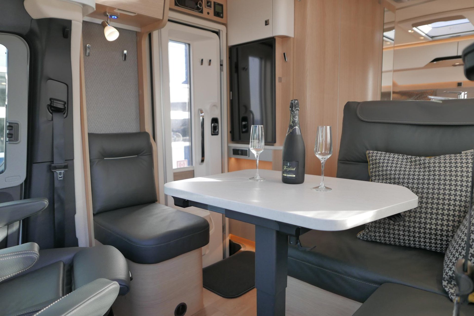 Hymer BMC-T 600 WhiteLine | Mercedes | Levelsysteem | Lithium | Airco