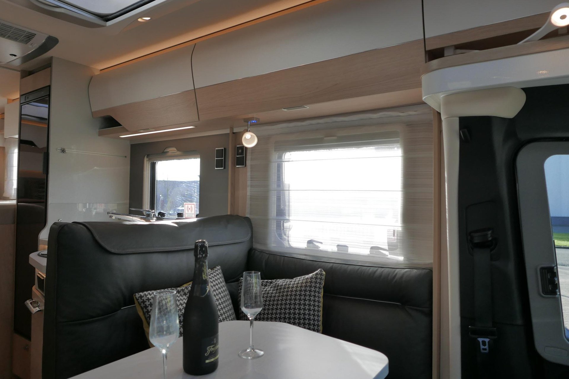 Hymer BMC-T 600 WhiteLine | Mercedes | Levelsysteem | Lithium | Airco