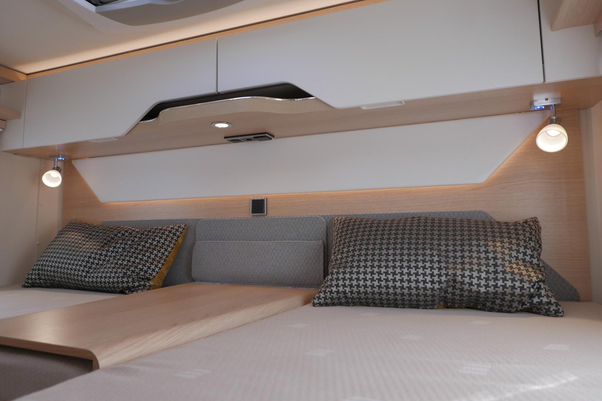 Hymer BMC-T 600 WhiteLine | Mercedes | Levelsysteem | Lithium | Airco