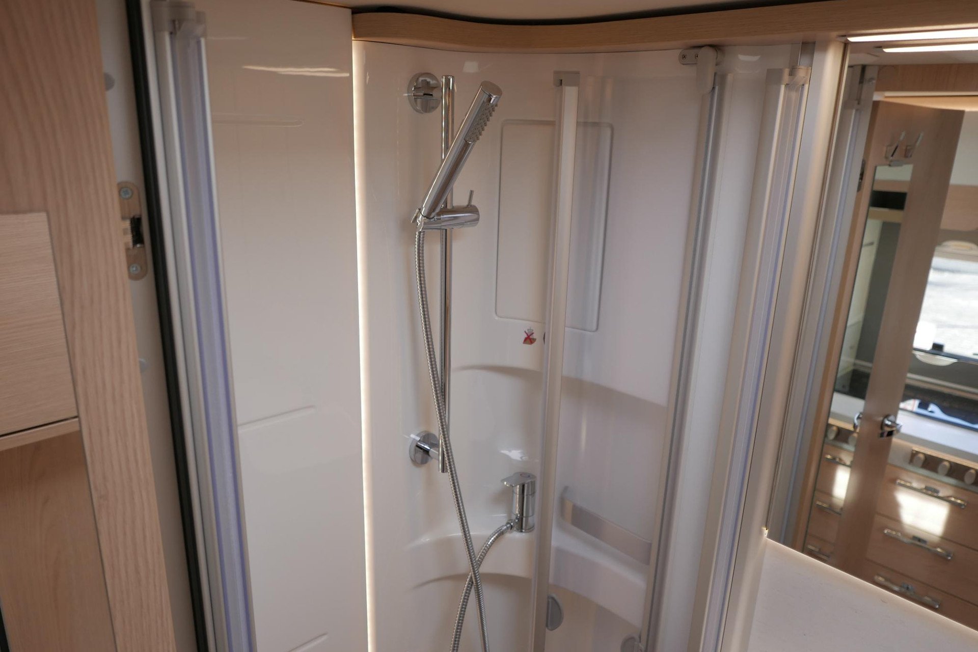 Hymer BMC-T 600 WhiteLine | Mercedes | Levelsysteem | Lithium | Airco