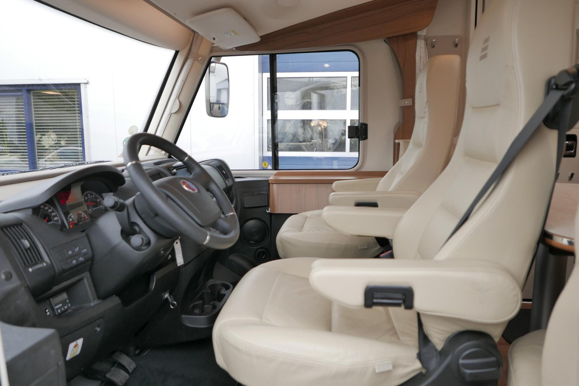 Hymer B 678 PL PremiumLine | Automaat | Levelsysteem | Enkele bedden
