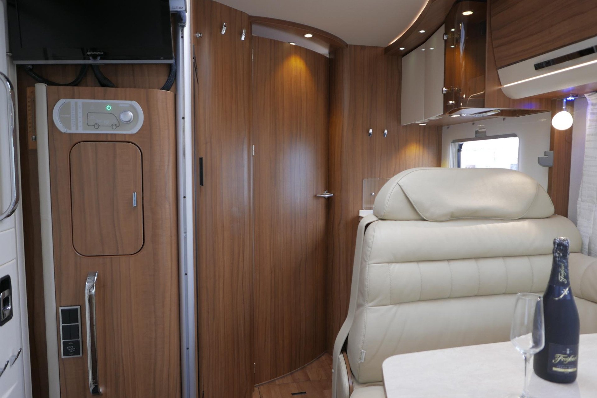 Hymer B 678 PL PremiumLine | Automaat | Levelsysteem | Enkele bedden