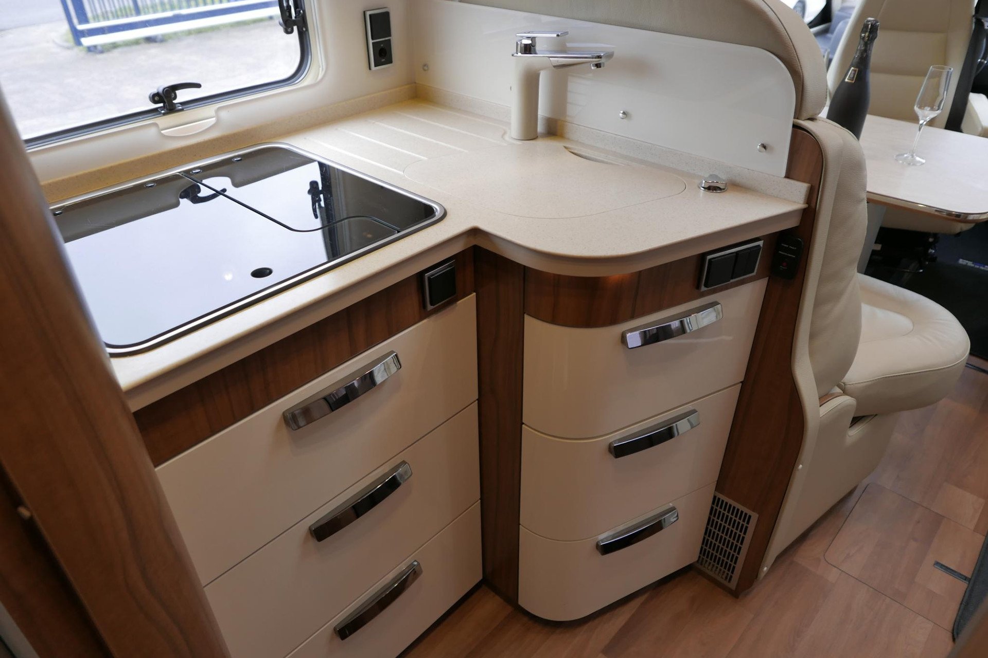 Hymer B 678 PL PremiumLine | Automaat | Levelsysteem | Enkele bedden