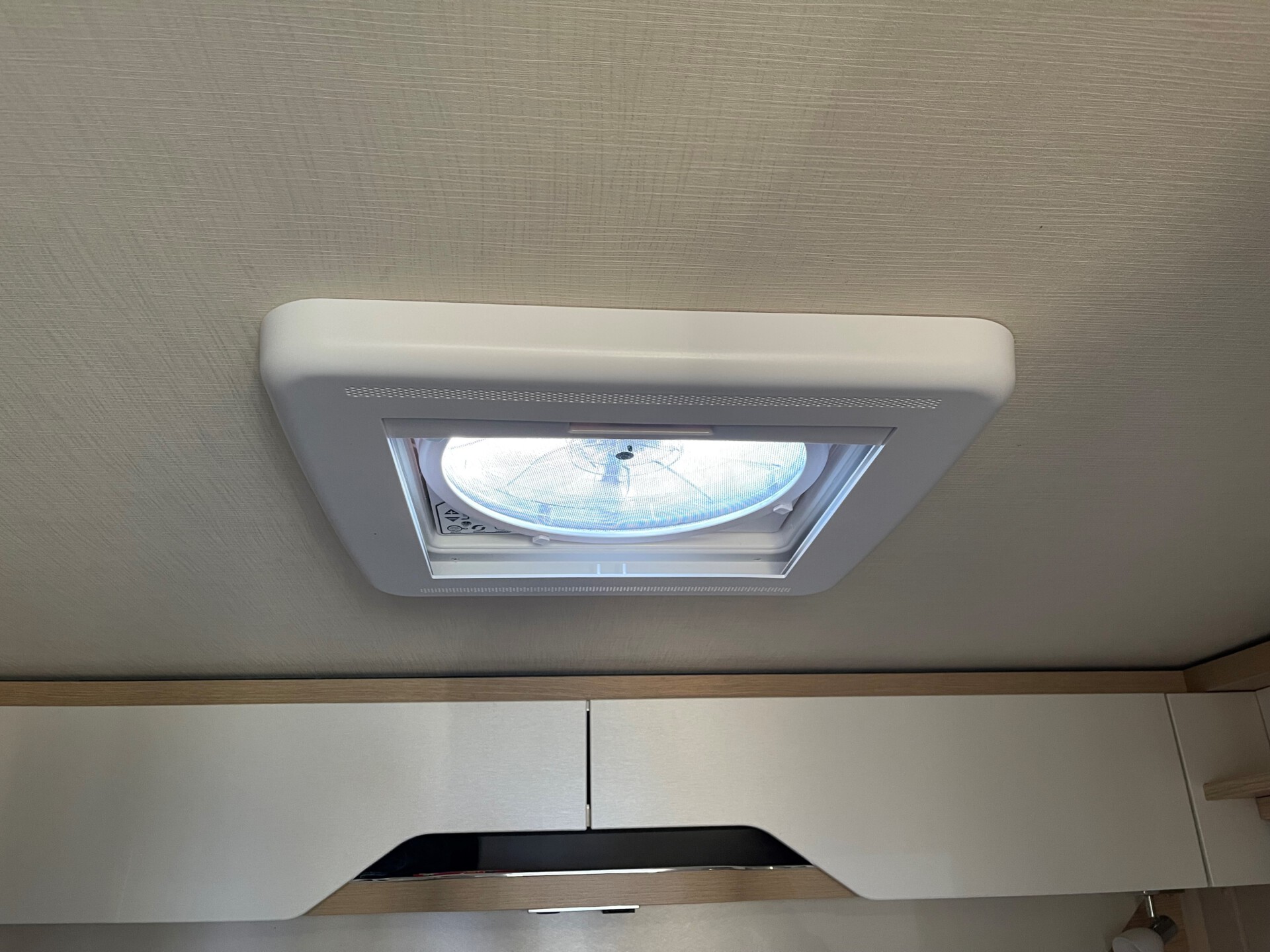 MaxxFan dakventilator camper binnen