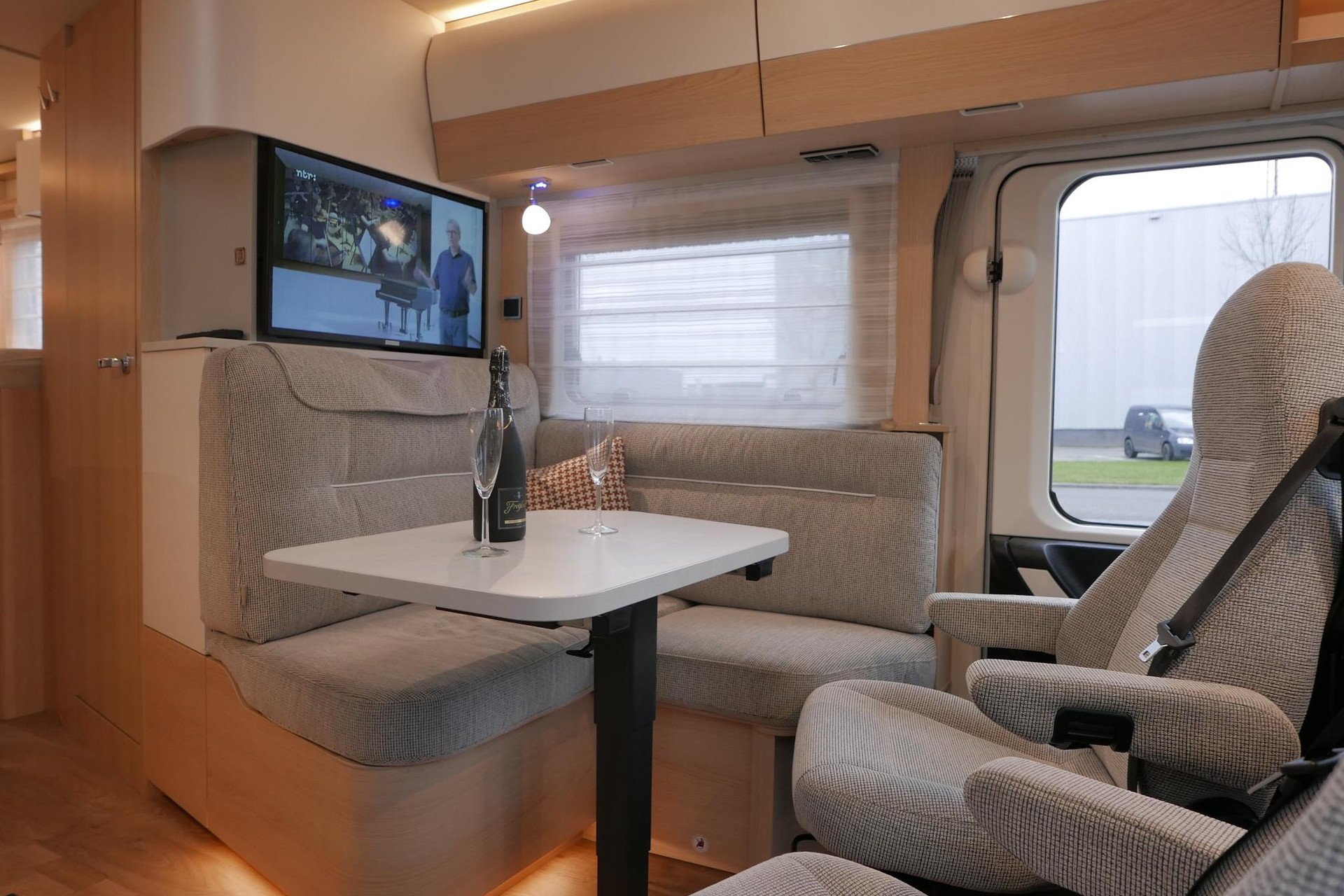 Hymer BMC-I 580 ModernComfort | Bovenkastjes | Levelsysteem | Omvormer | Zonnepanelen