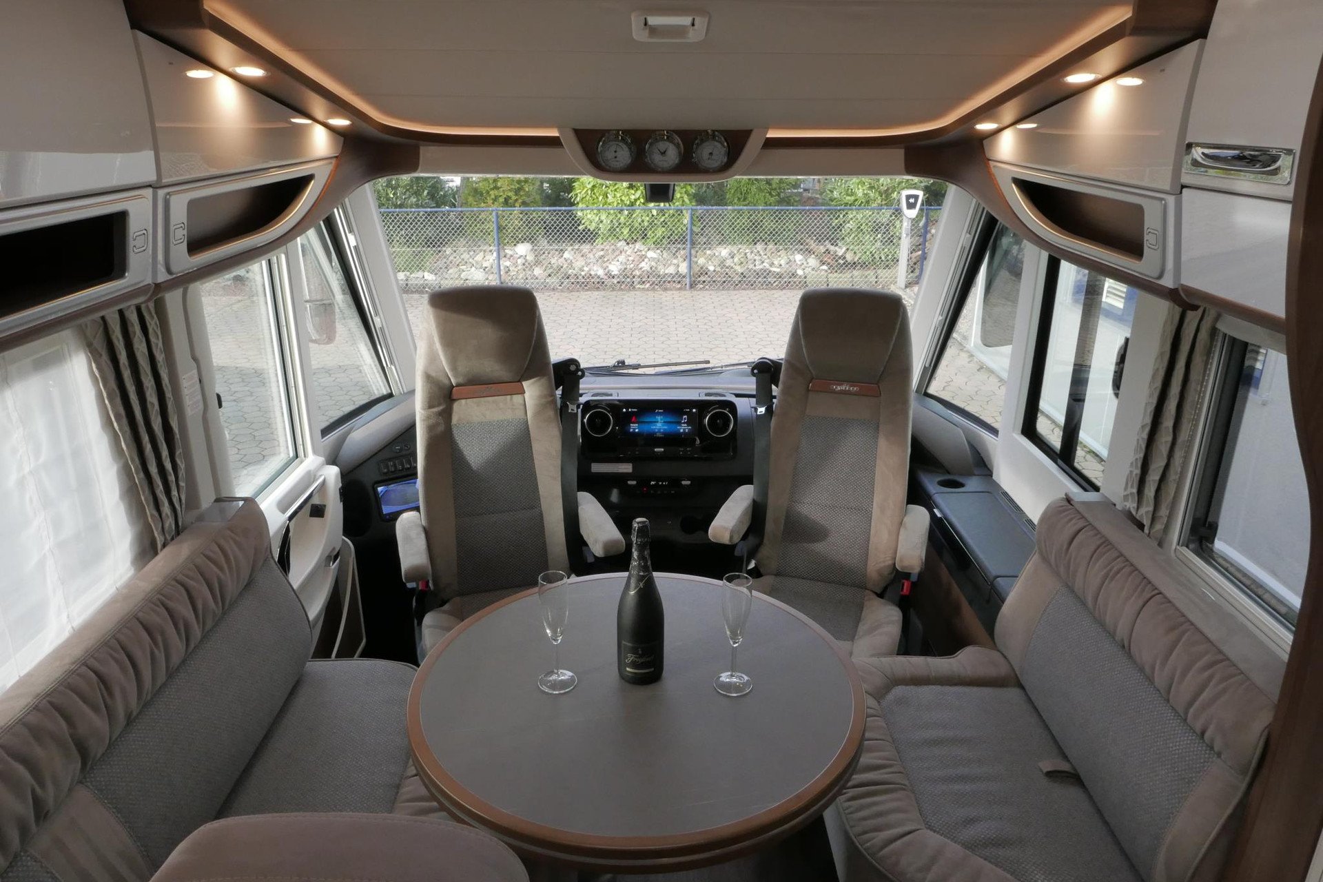 Carthago Chic E-Line l 50 LE DA | Silverline | Mercedes-Benz | Levelsysteem | Zonnepanelen |