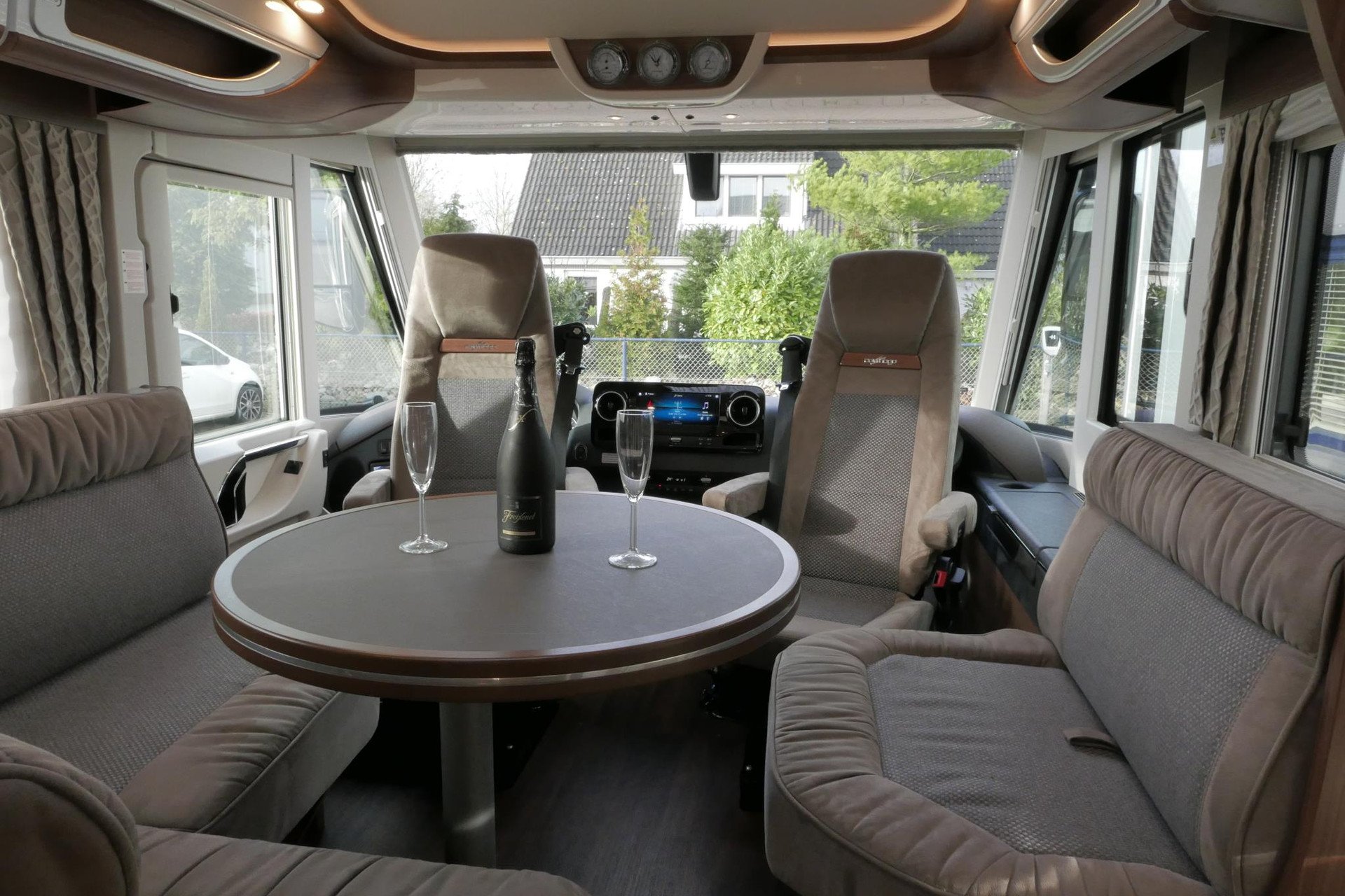 Carthago Chic E-Line l 50 LE DA | Silverline | Mercedes-Benz | Levelsysteem | Zonnepanelen |