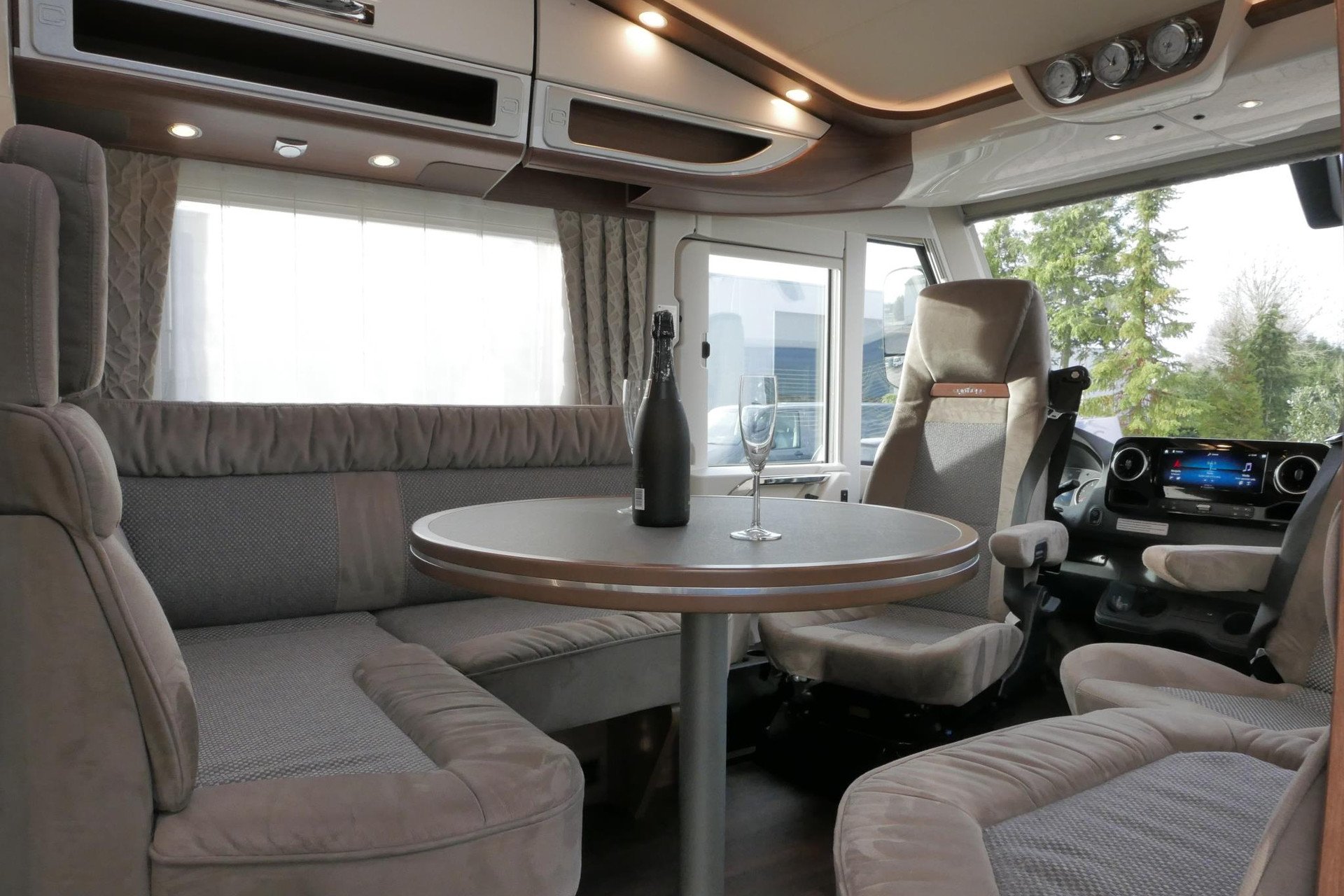 Carthago Chic E-Line l 50 LE DA | Silverline | Mercedes-Benz | Levelsysteem | Zonnepanelen |