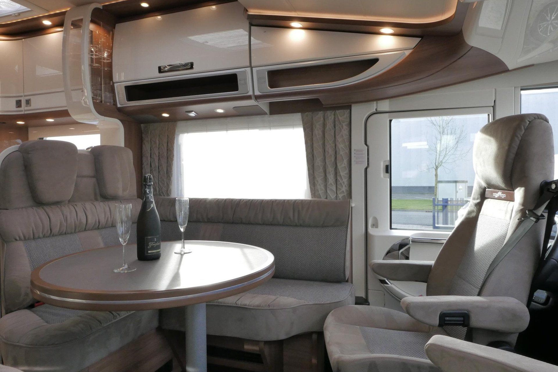 Carthago Chic E-Line l 50 LE DA | Silverline | Mercedes-Benz | Levelsysteem | Zonnepanelen |