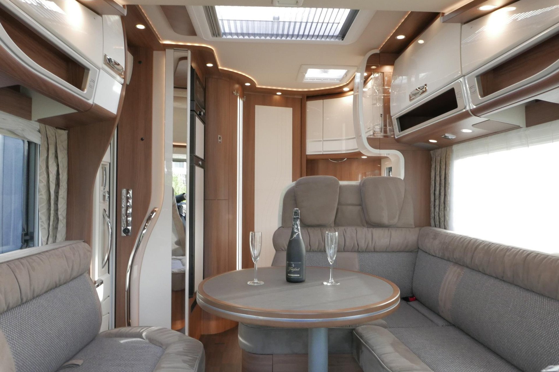 Carthago Chic E-Line l 50 LE DA | Silverline | Mercedes-Benz | Levelsysteem | Zonnepanelen |