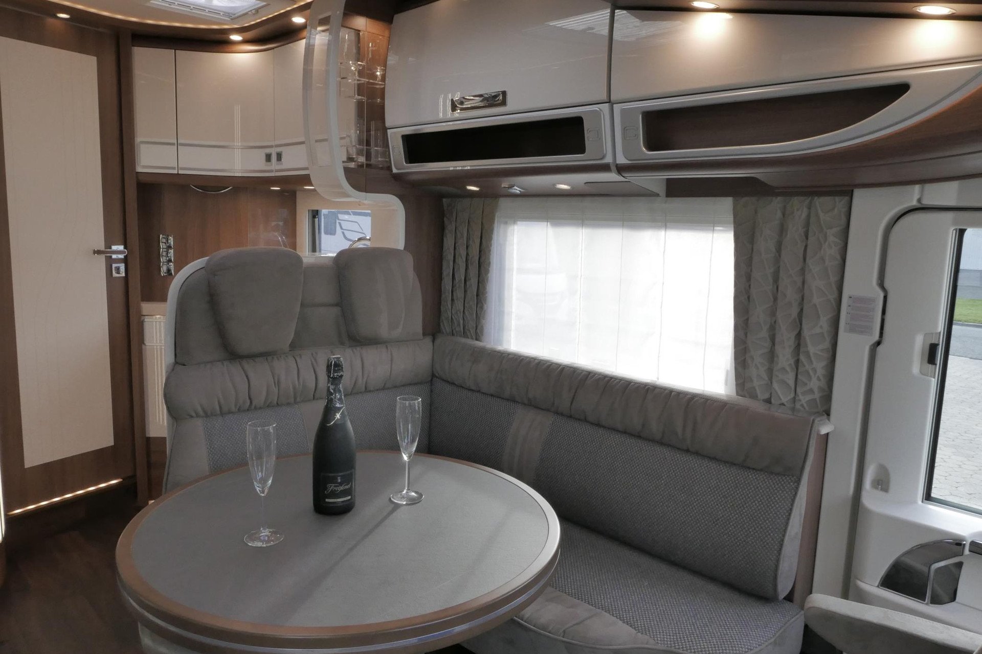 Carthago Chic E-Line l 50 LE DA | Silverline | Mercedes-Benz | Levelsysteem | Zonnepanelen |