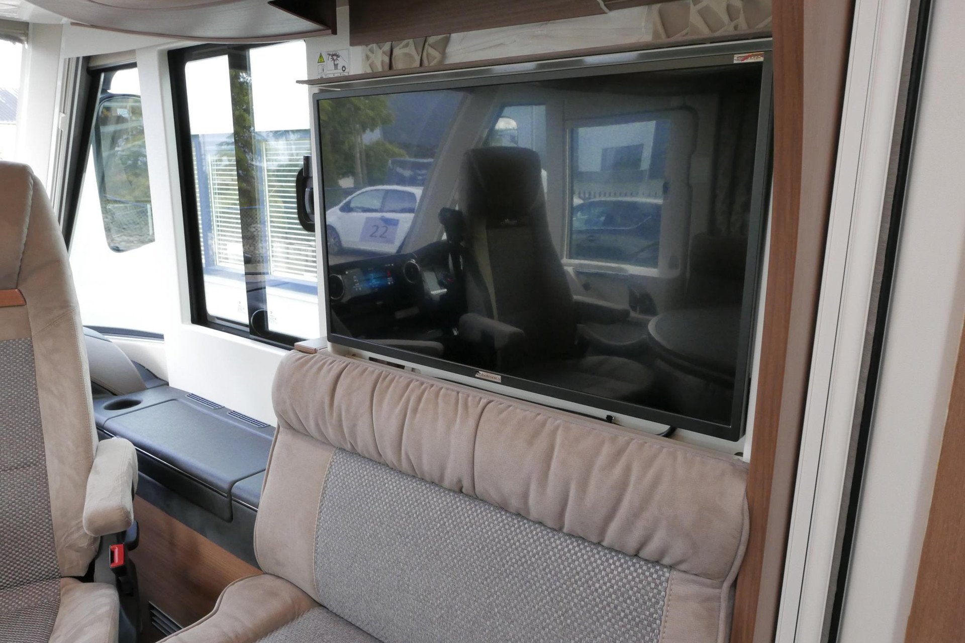 Carthago Chic E-Line l 50 LE DA | Silverline | Mercedes-Benz | Levelsysteem | Zonnepanelen |