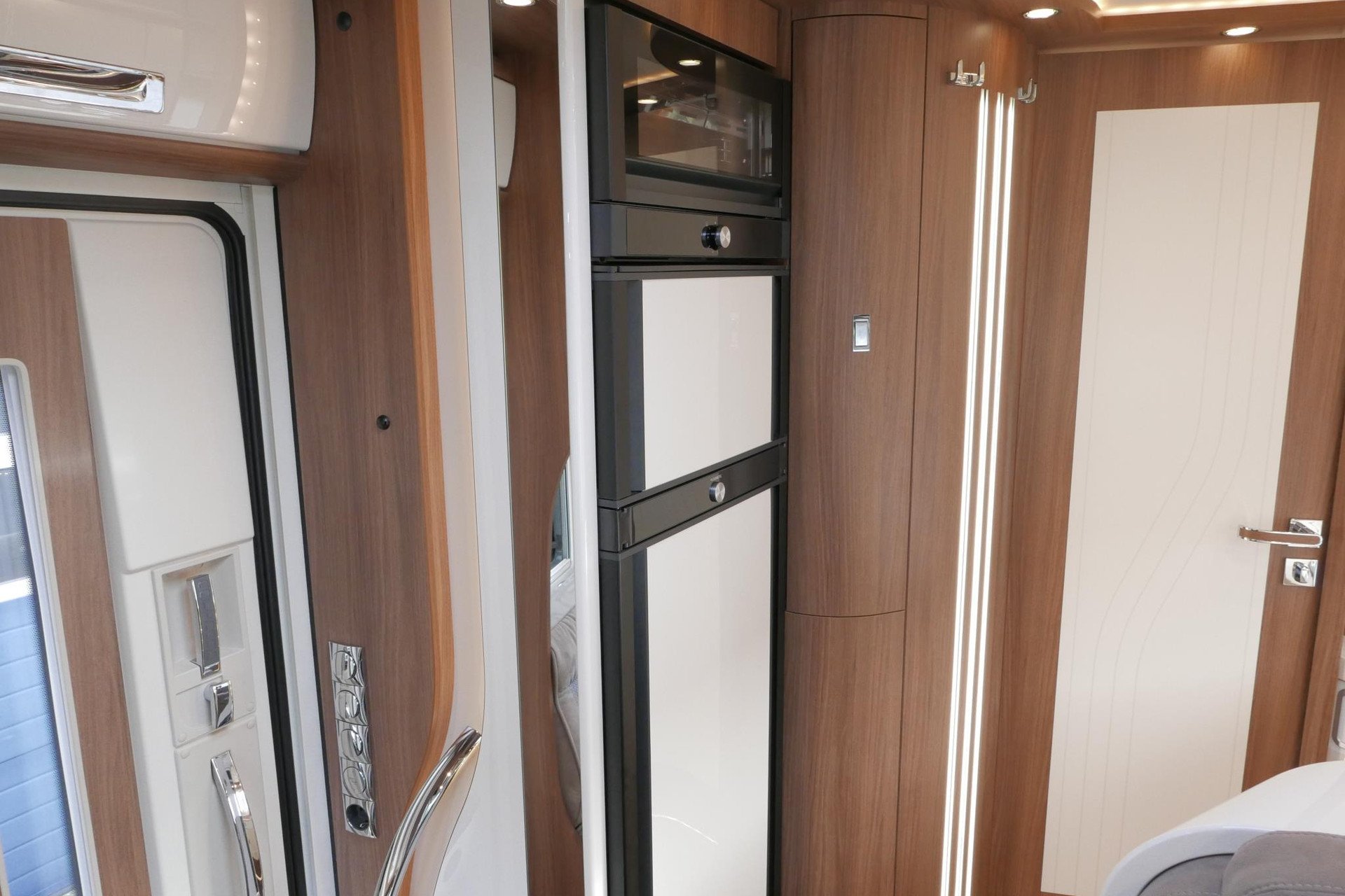 Carthago Chic E-Line l 50 LE DA | Silverline | Mercedes-Benz | Levelsysteem | Zonnepanelen |
