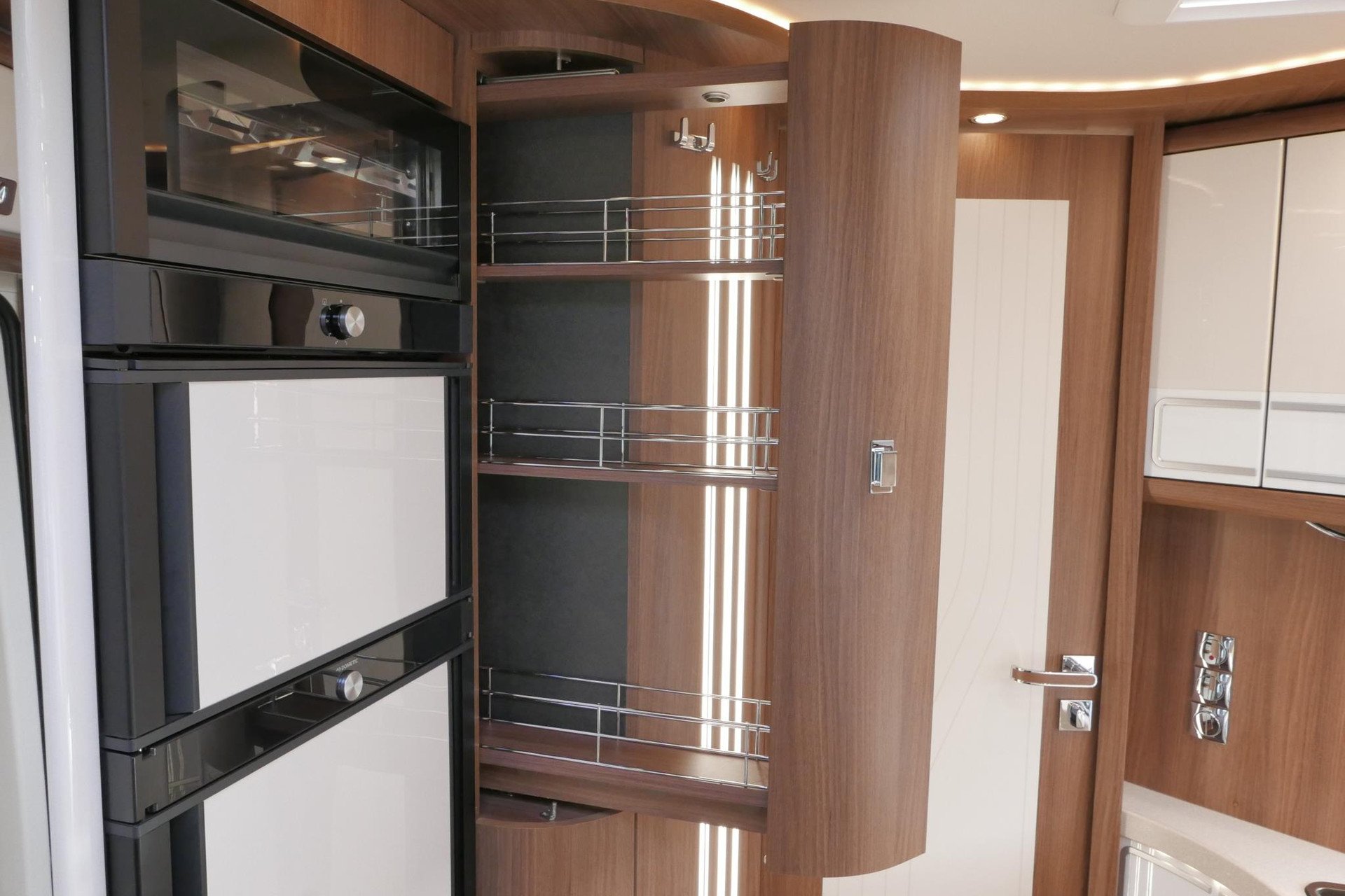 Carthago Chic E-Line l 50 LE DA | Silverline | Mercedes-Benz | Levelsysteem | Zonnepanelen |