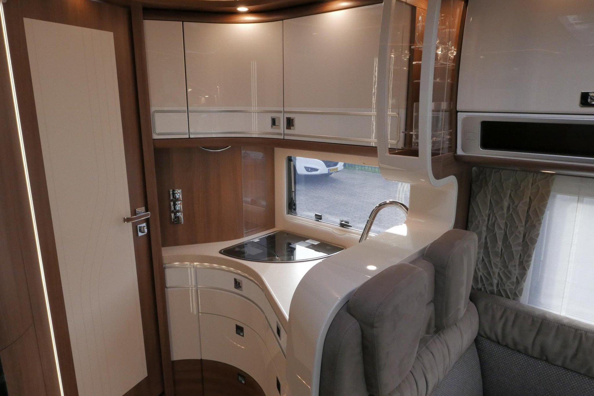 Carthago Chic E-Line l 50 LE DA | Silverline | Mercedes-Benz | Levelsysteem | Zonnepanelen |
