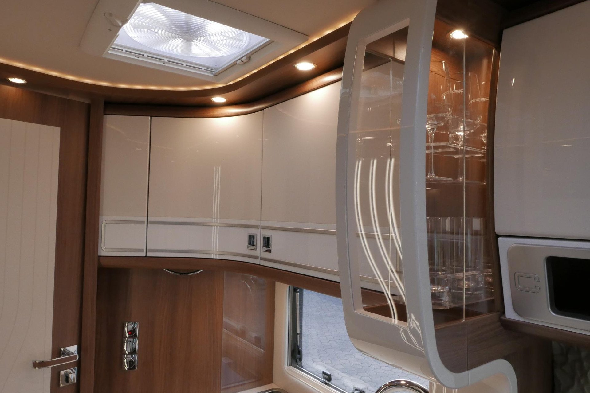 Carthago Chic E-Line l 50 LE DA | Silverline | Mercedes-Benz | Levelsysteem | Zonnepanelen |
