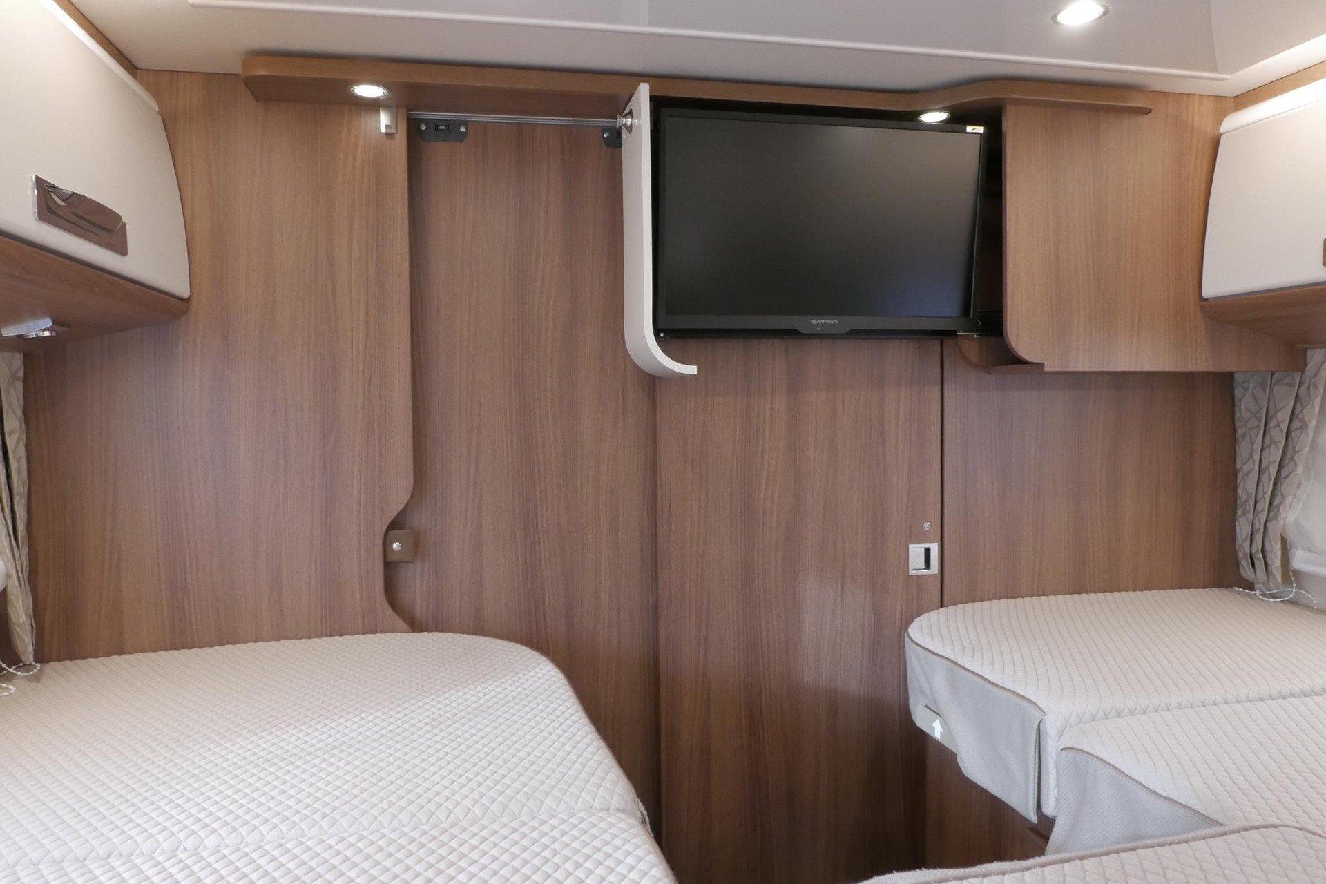 Carthago Chic E-Line l 50 LE DA | Silverline | Mercedes-Benz | Levelsysteem | Zonnepanelen |