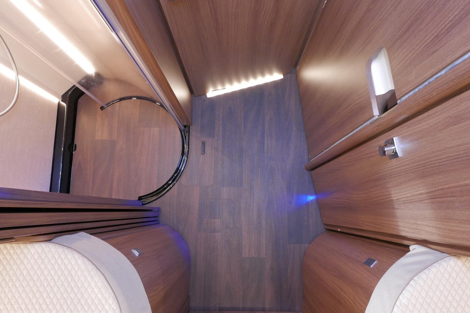 Carthago Chic E-Line l 50 LE DA | Silverline | Mercedes-Benz | Levelsysteem | Zonnepanelen |
