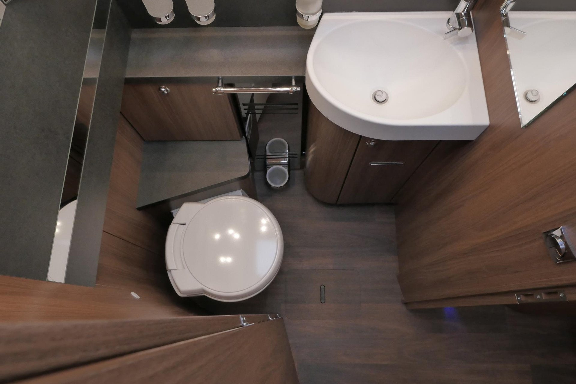 Carthago Chic E-Line l 50 LE DA | Silverline | Mercedes-Benz | Levelsysteem | Zonnepanelen |