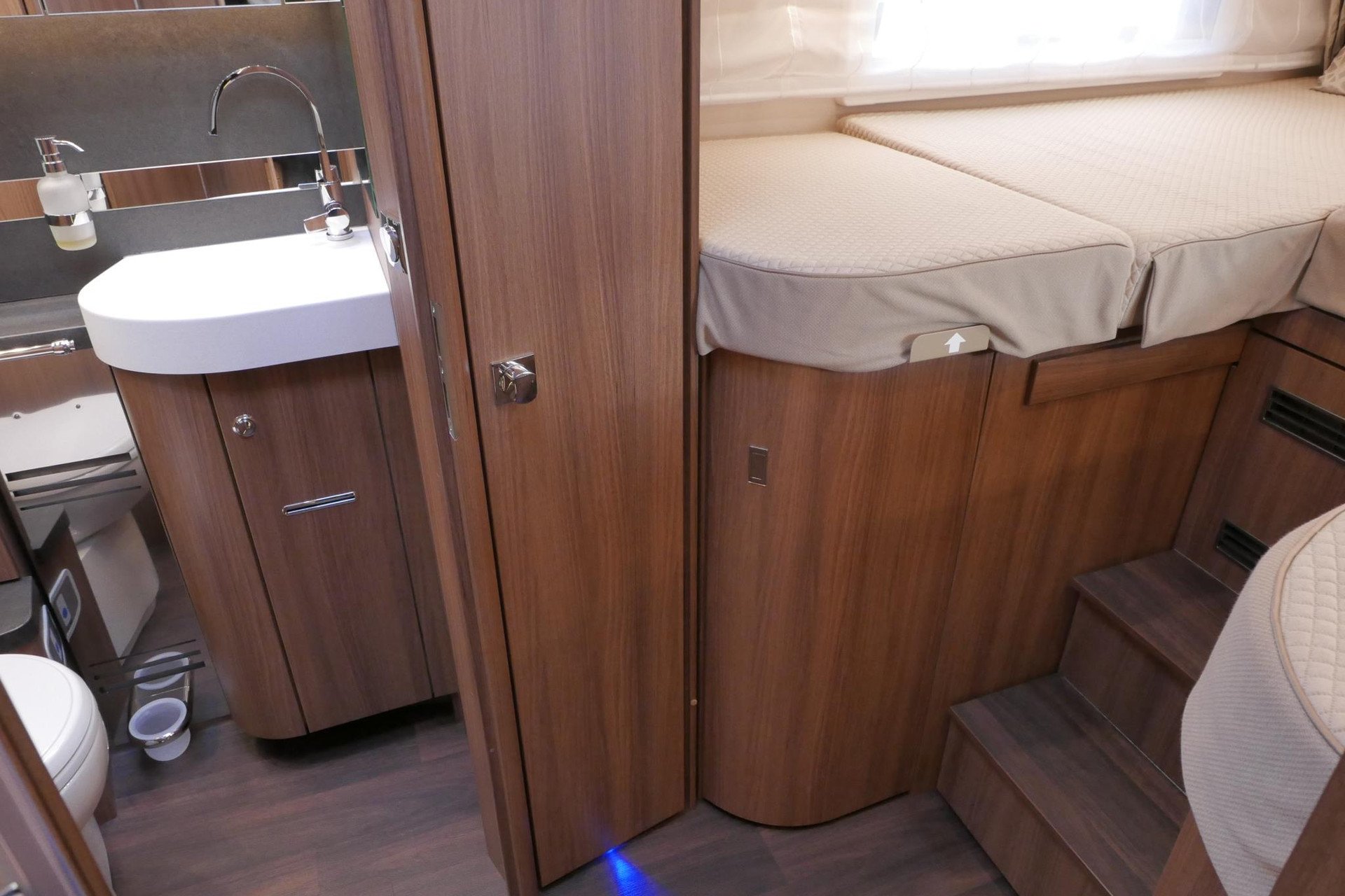 Carthago Chic E-Line l 50 LE DA | Silverline | Mercedes-Benz | Levelsysteem | Zonnepanelen |
