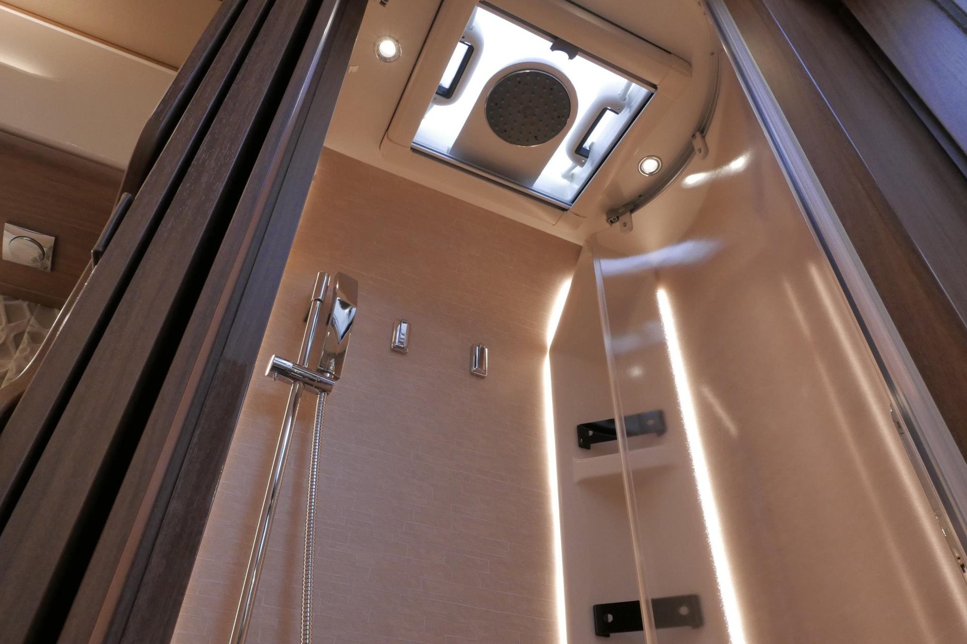 Carthago Chic E-Line l 50 LE DA | Silverline | Mercedes-Benz | Levelsysteem | Zonnepanelen |