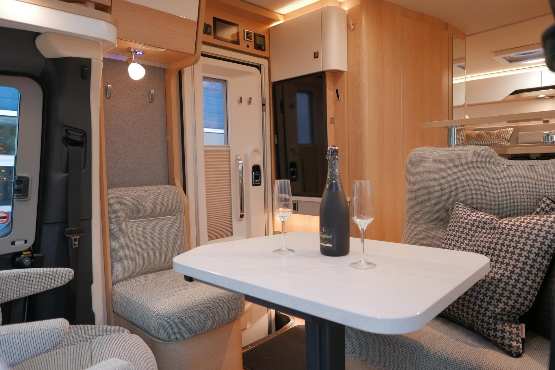 Hymer BMC-T 600 | Mercedes | Lithium | Zilver | Luchtvering
