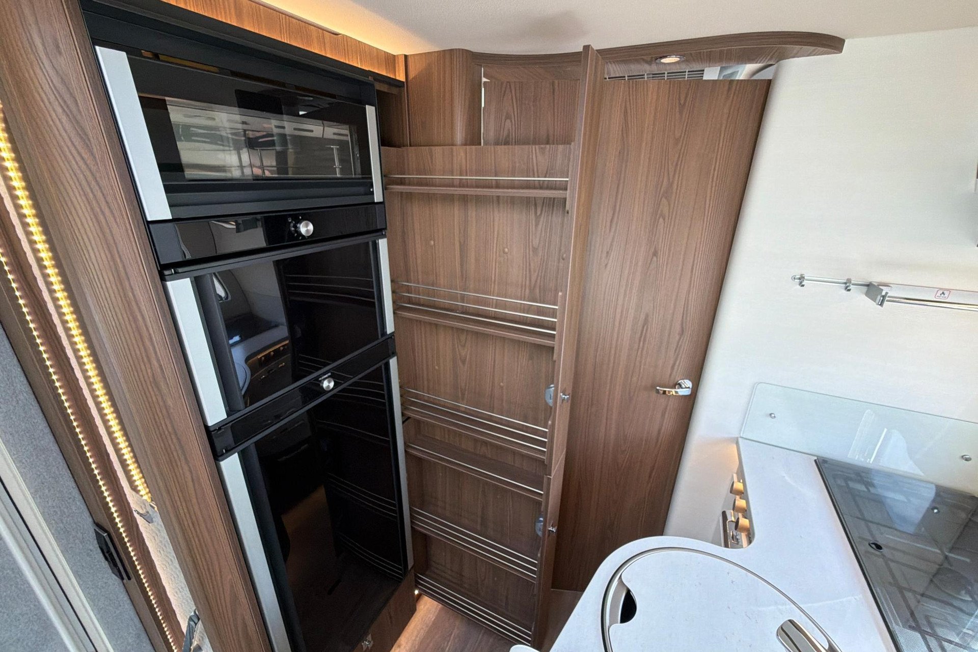 Hymer BML-I 790 | Levelsysteem | Queensbed | Airco | Hefbed