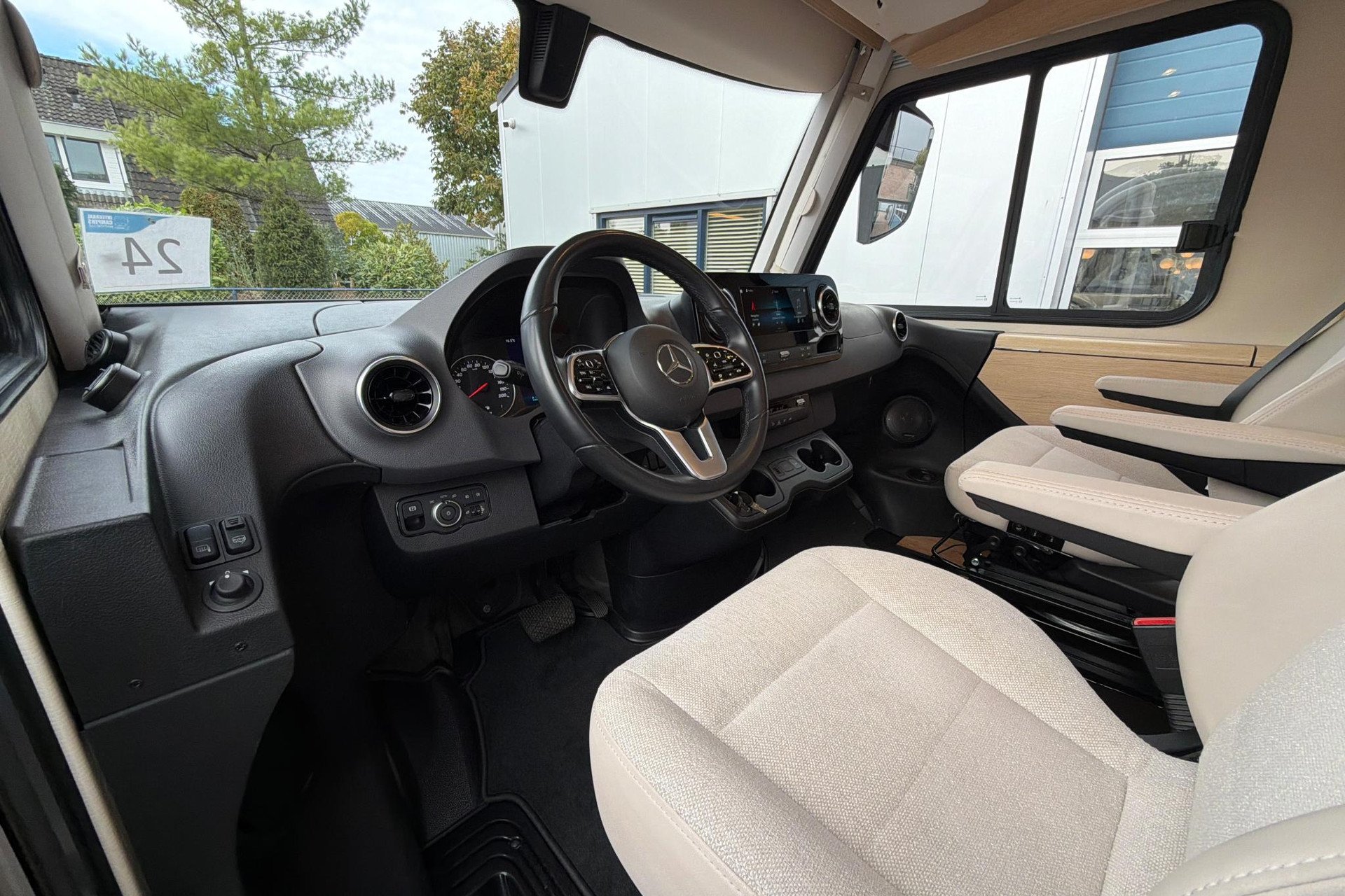 Hymer BMC-I 580 | Premium | Lithium | Grand Oak | Hefbed