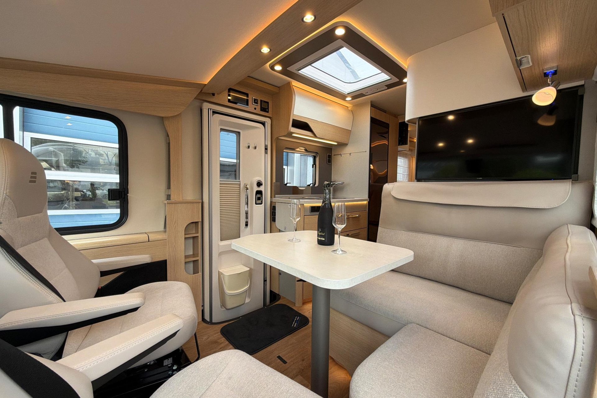 Hymer BMC-I 580 | Premium | Lithium | Grand Oak | Hefbed
