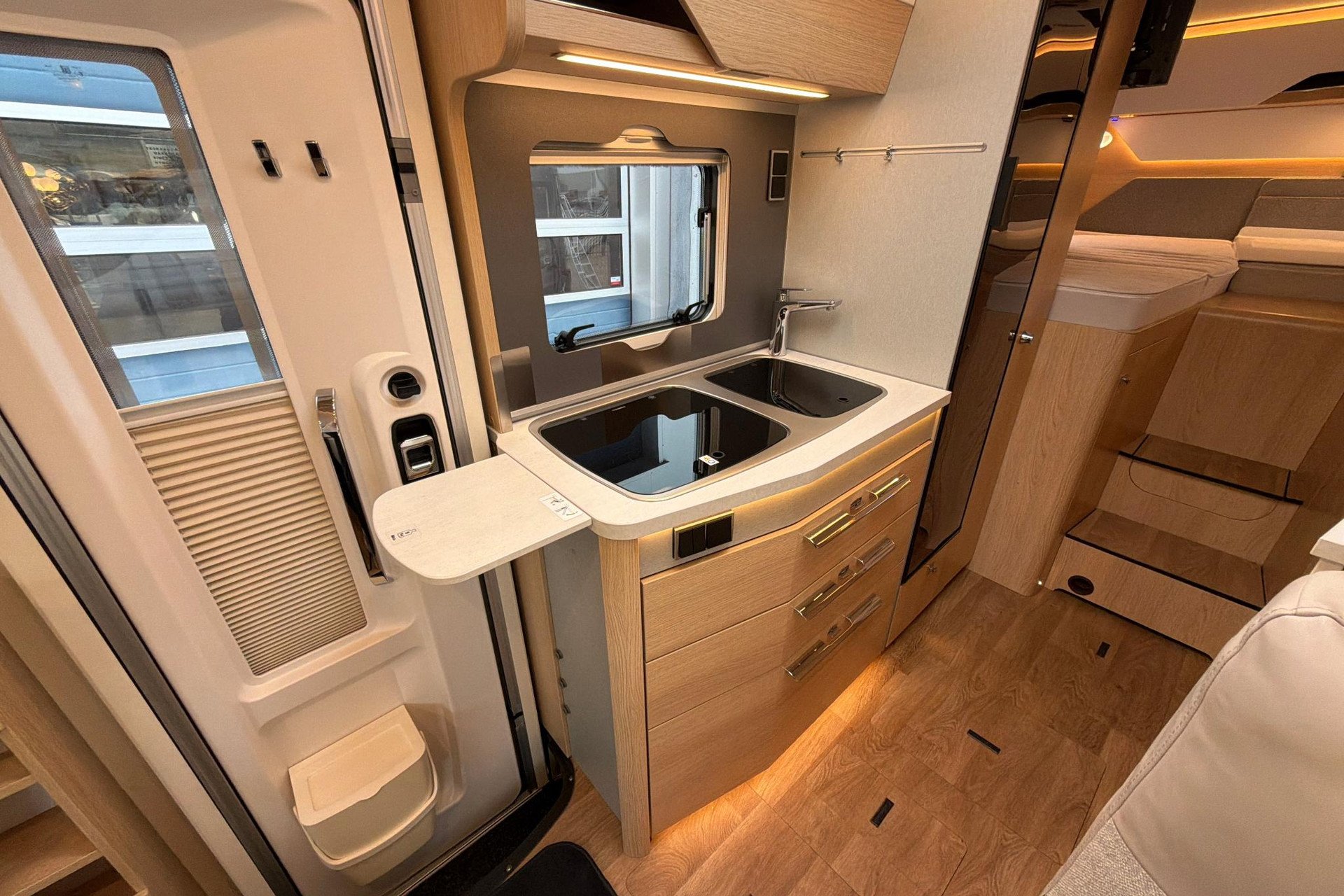 Hymer BMC-I 580 | Premium | Lithium | Grand Oak | Hefbed