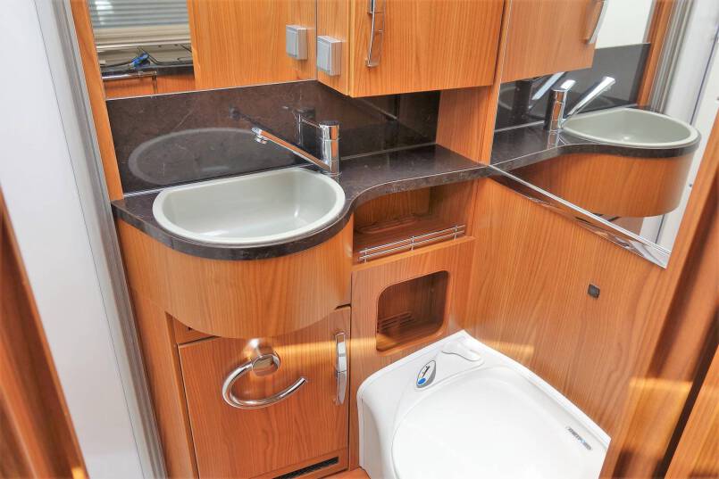 Hymer B 674 SL Star Edition 3.0 AUTOMAAT, 2 aparte bedden, garage, vol optie 30
