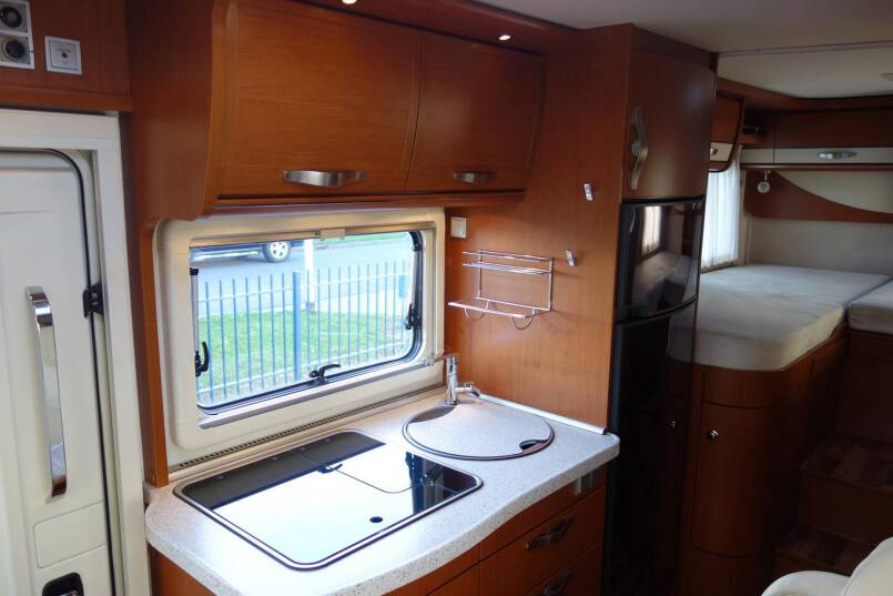Hymer B 585 3.0 V6 AUTOMAAT, 2 aparte bedden 23