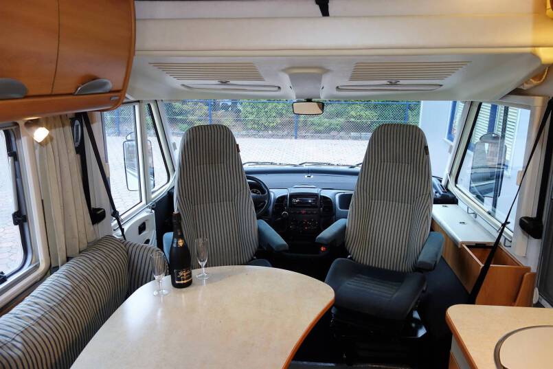 Hymer B 614 G L-zit, garage, Oyster 85 12