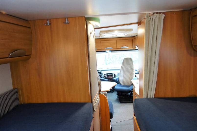 Hymer B 674 G L-zit, enkele bedden, garage, Oyster 85 22