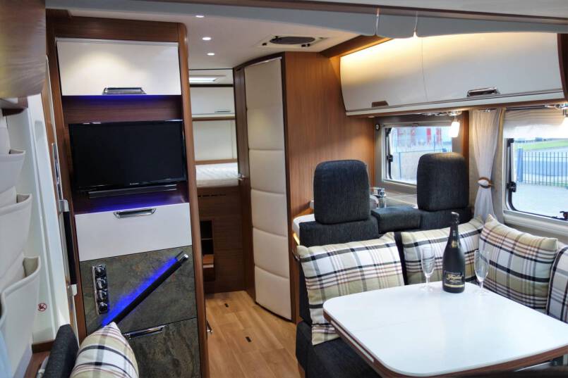 Niesmann-bischoff Arto 66LE Clou Line 3.0 jet 177 PK AUTOMAAT 24